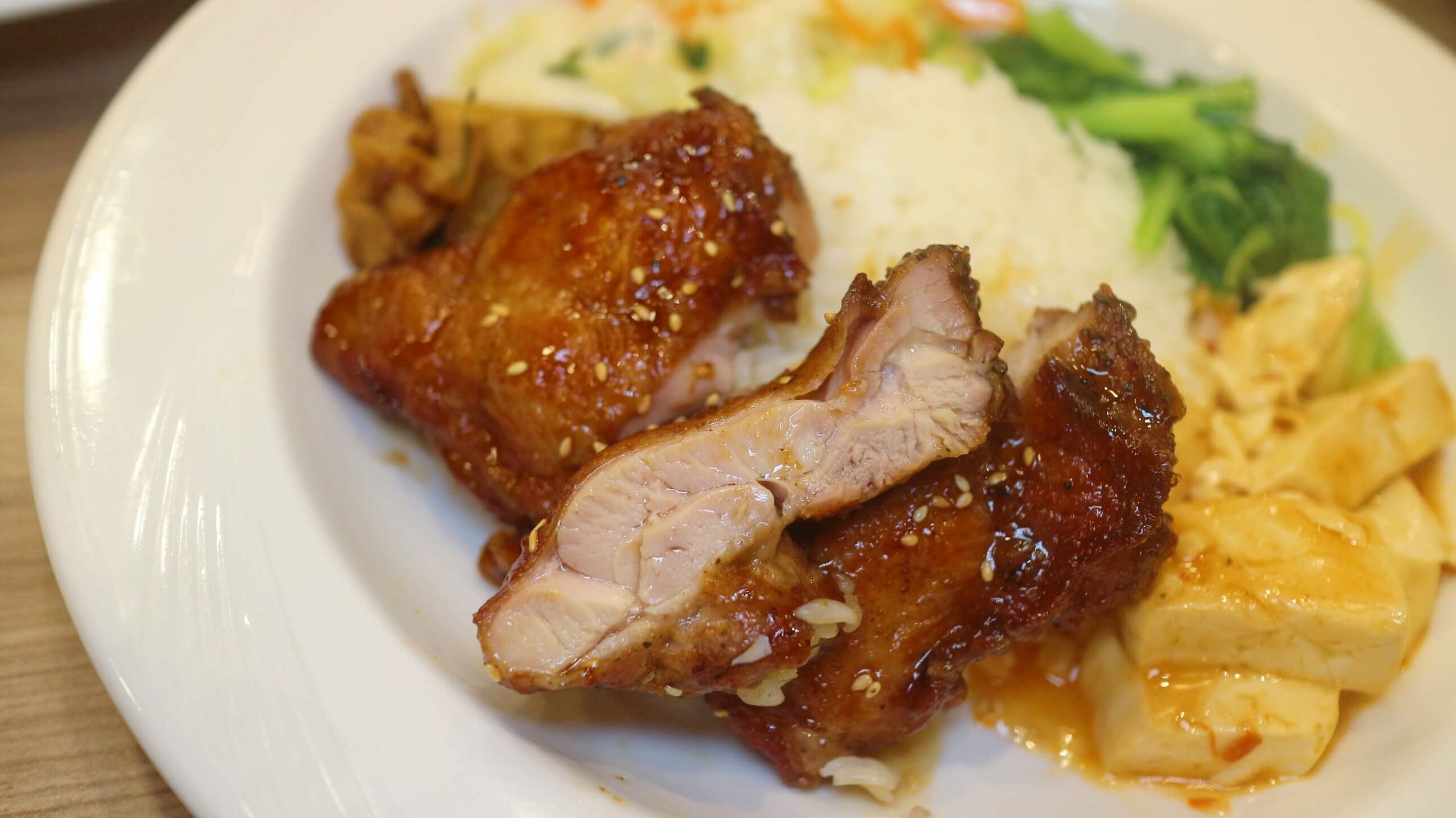 大同區美食｜極度飯桶 大同圓環店、雞排比手背還長、份量真的有嚇人、高CP值便當！ @💕小美很愛嚐💕