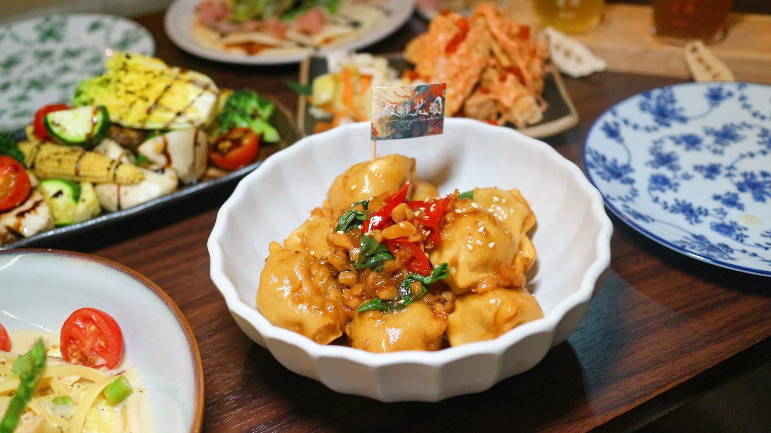 大同美食｜微醺花園餐酒館、歌手駐唱氣氛超棒、必點招牌炒水餃、逼逼啵啵臭豆腐很厲害！台北餐酒館推薦 @💕小美很愛嚐💕