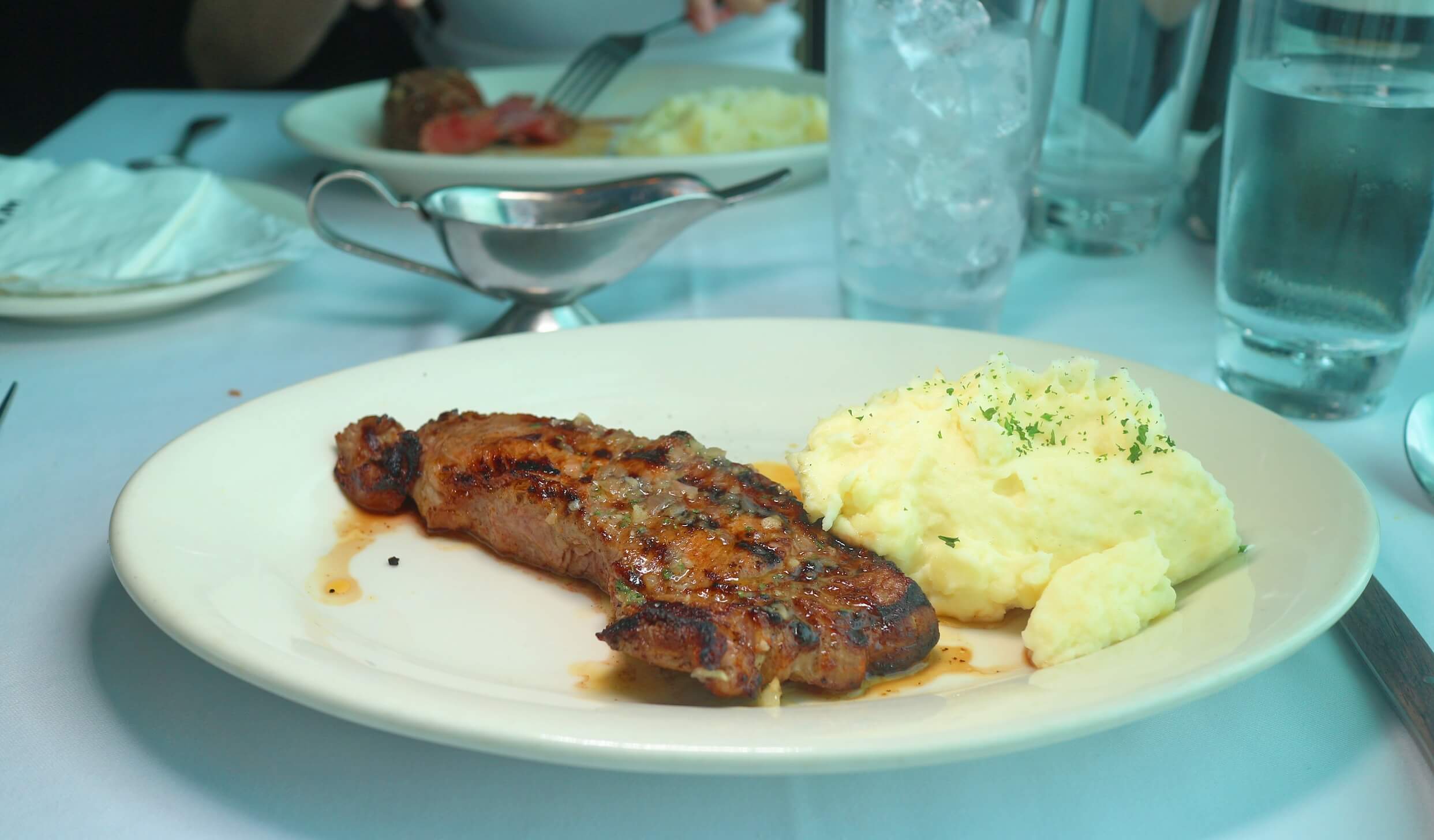 信義美食｜Morton&#8217;s 莫爾頓牛排館、俯瞰繁華台北美景、最浪漫夜景、許多人心中「夢幻級牛排餐廳」代表！ @💕小美很愛嚐💕