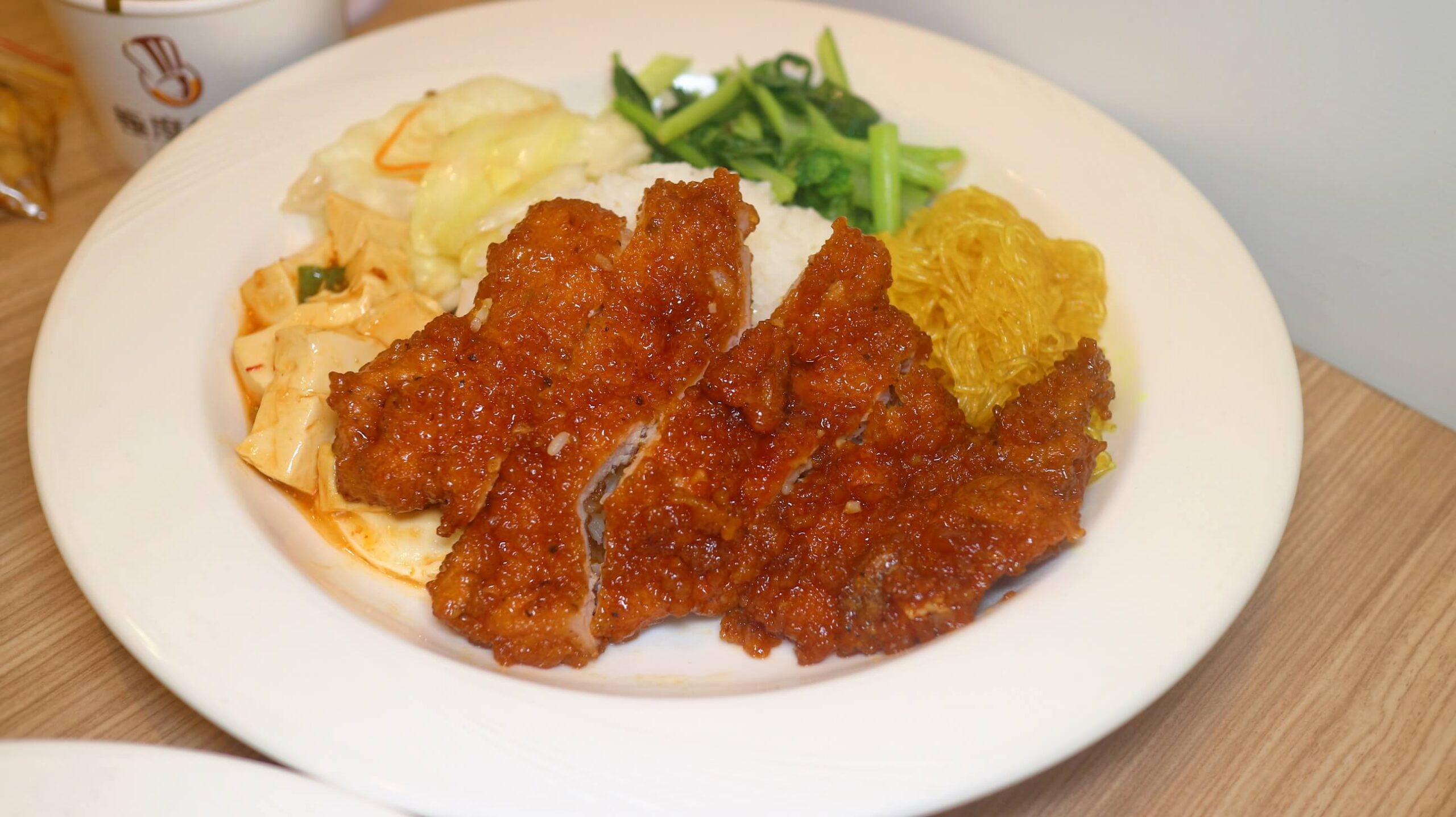 大同區美食｜極度飯桶 大同圓環店、雞排比手背還長、份量真的有嚇人、高CP值便當！ @💕小美很愛嚐💕