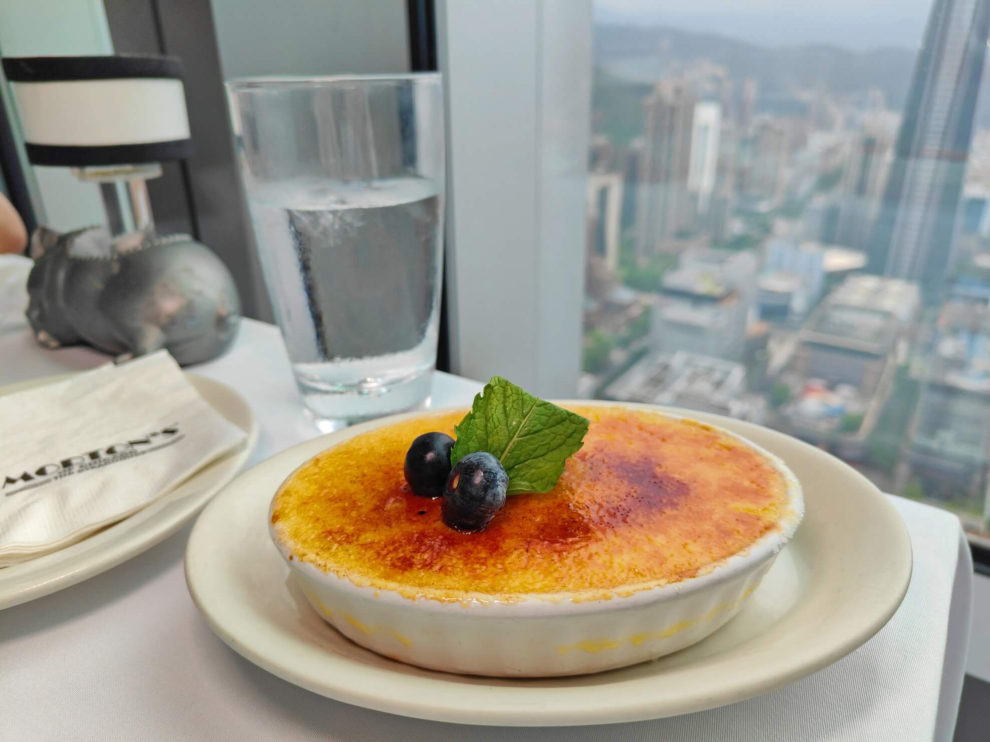 信義美食｜Morton&#8217;s 莫爾頓牛排館、俯瞰繁華台北美景、最浪漫夜景、許多人心中「夢幻級牛排餐廳」代表！ @💕小美很愛嚐💕