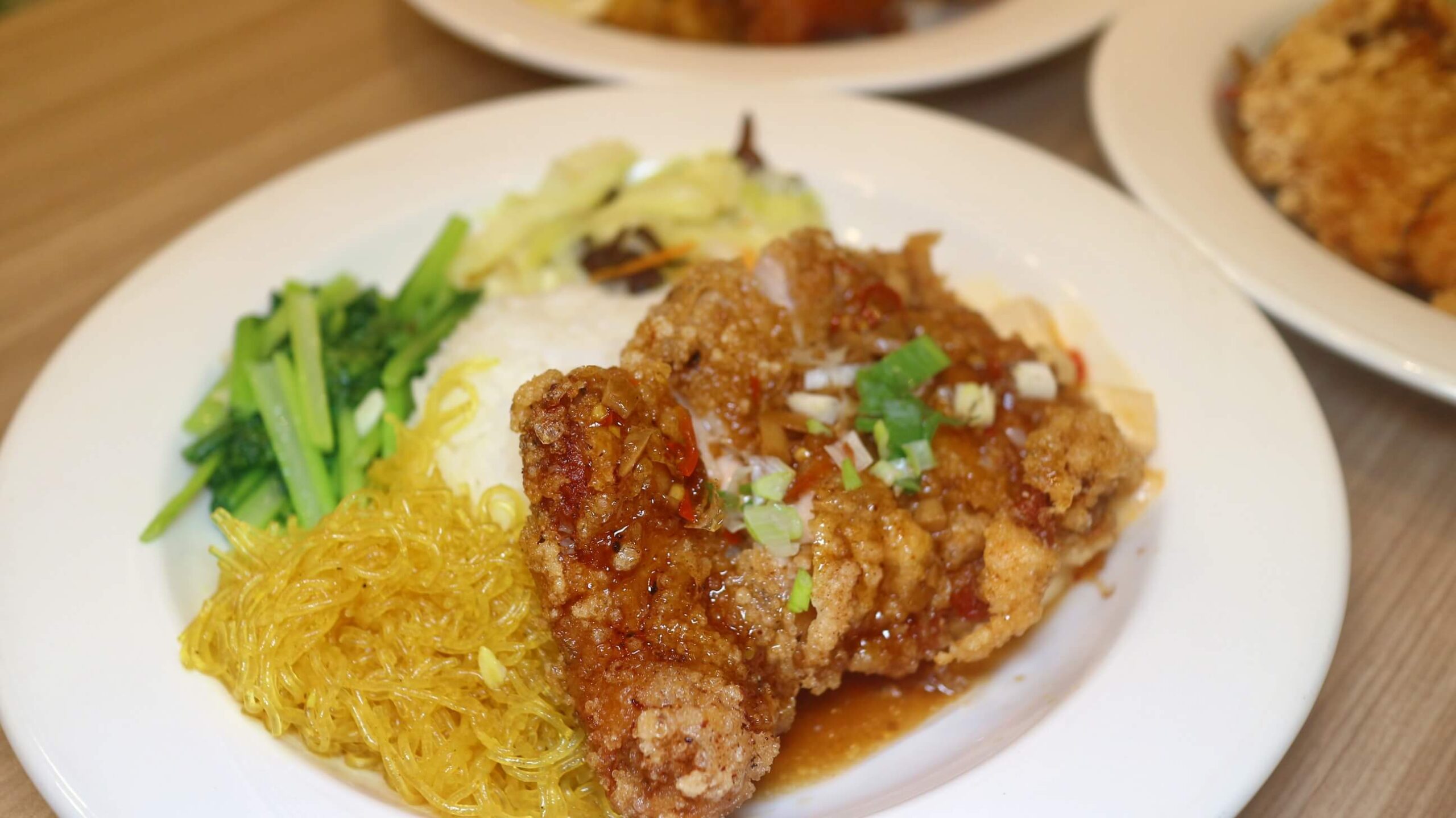 大同區美食｜極度飯桶 大同圓環店、雞排比手背還長、份量真的有嚇人、高CP值便當！ @💕小美很愛嚐💕
