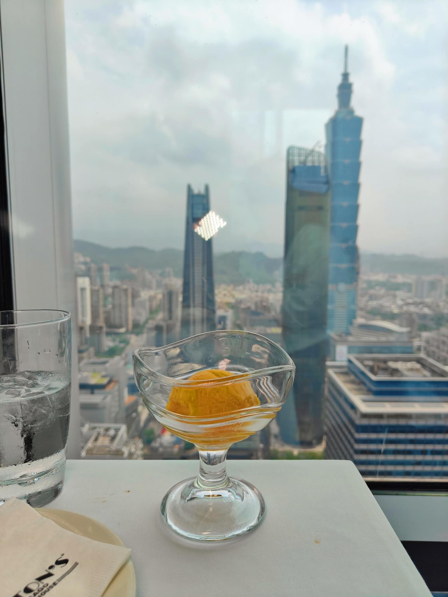 信義美食｜Morton&#8217;s 莫爾頓牛排館、俯瞰繁華台北美景、最浪漫夜景、許多人心中「夢幻級牛排餐廳」代表！ @💕小美很愛嚐💕