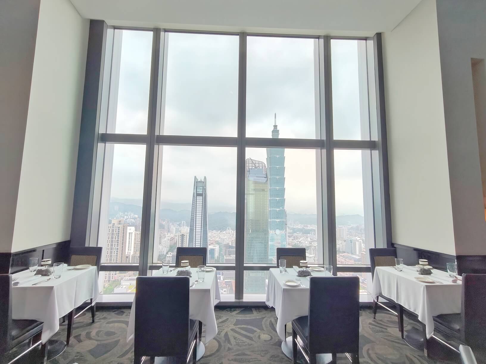 信義美食｜Morton&#8217;s 莫爾頓牛排館、俯瞰繁華台北美景、最浪漫夜景、許多人心中「夢幻級牛排餐廳」代表！ @💕小美很愛嚐💕