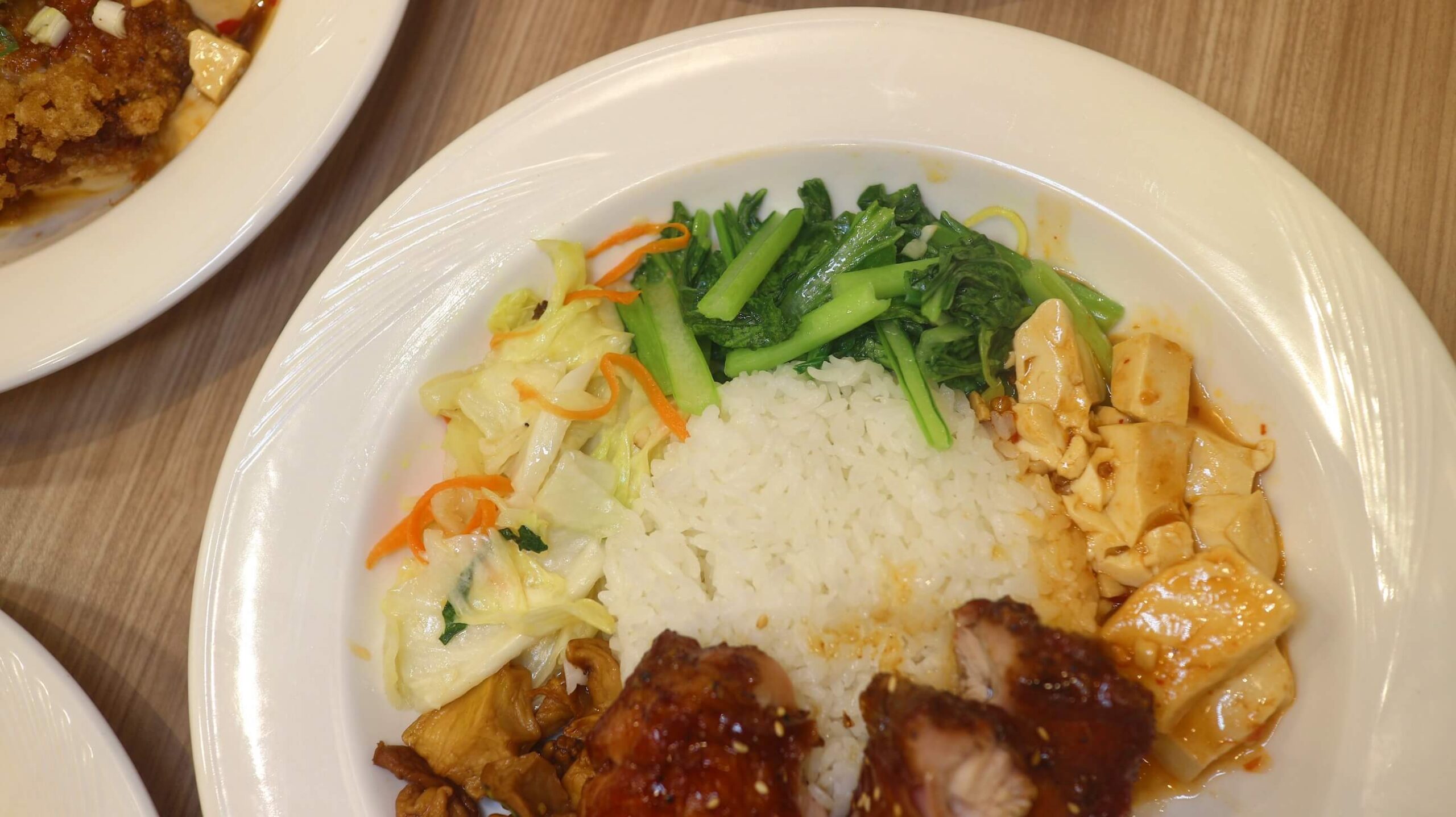 大同區美食｜極度飯桶 大同圓環店、雞排比手背還長、份量真的有嚇人、高CP值便當！ @💕小美很愛嚐💕