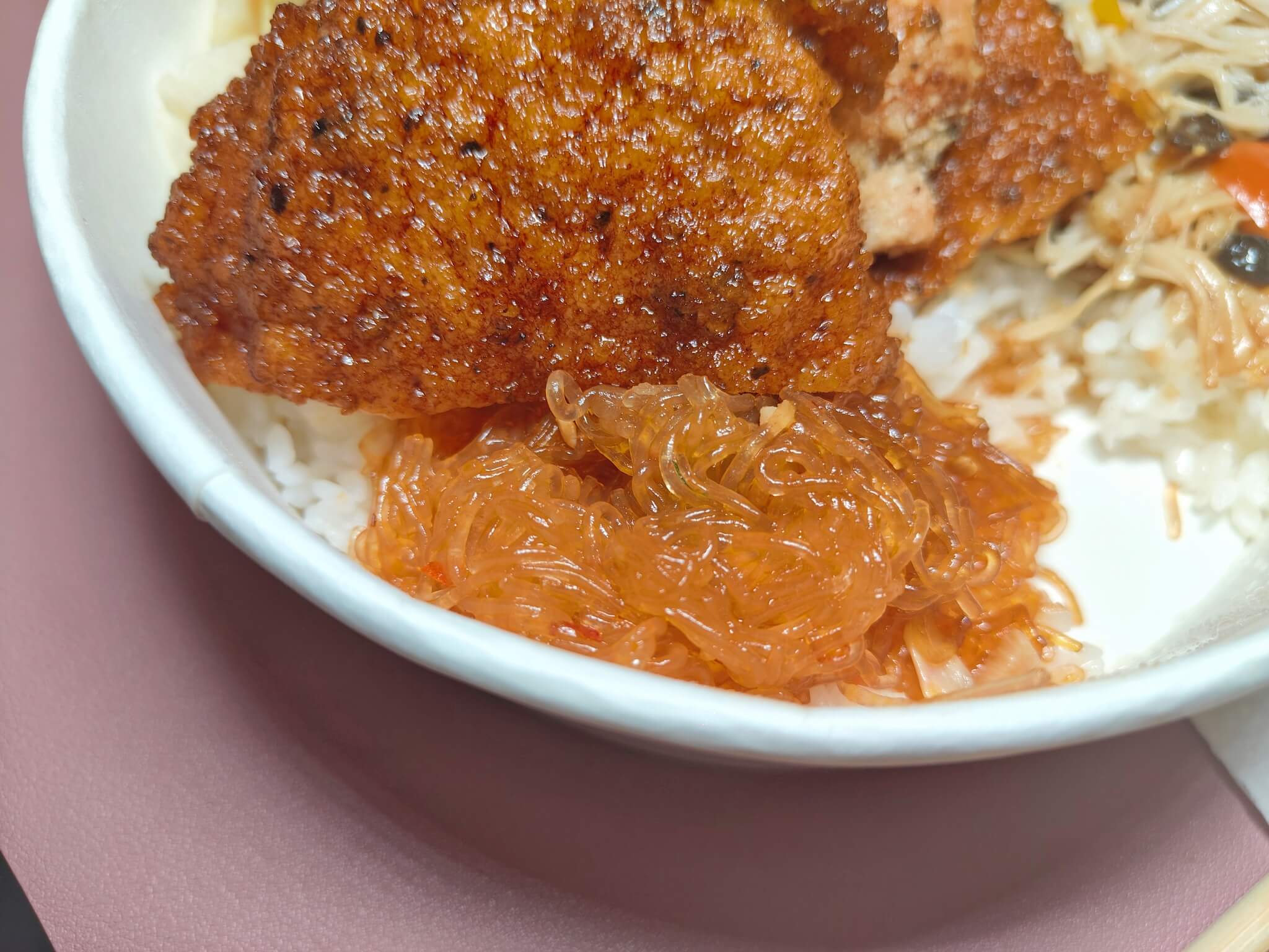 大同區美食｜極度飯桶 大同圓環店、雞排比手背還長、份量真的有嚇人、高CP值便當！ @💕小美很愛嚐💕
