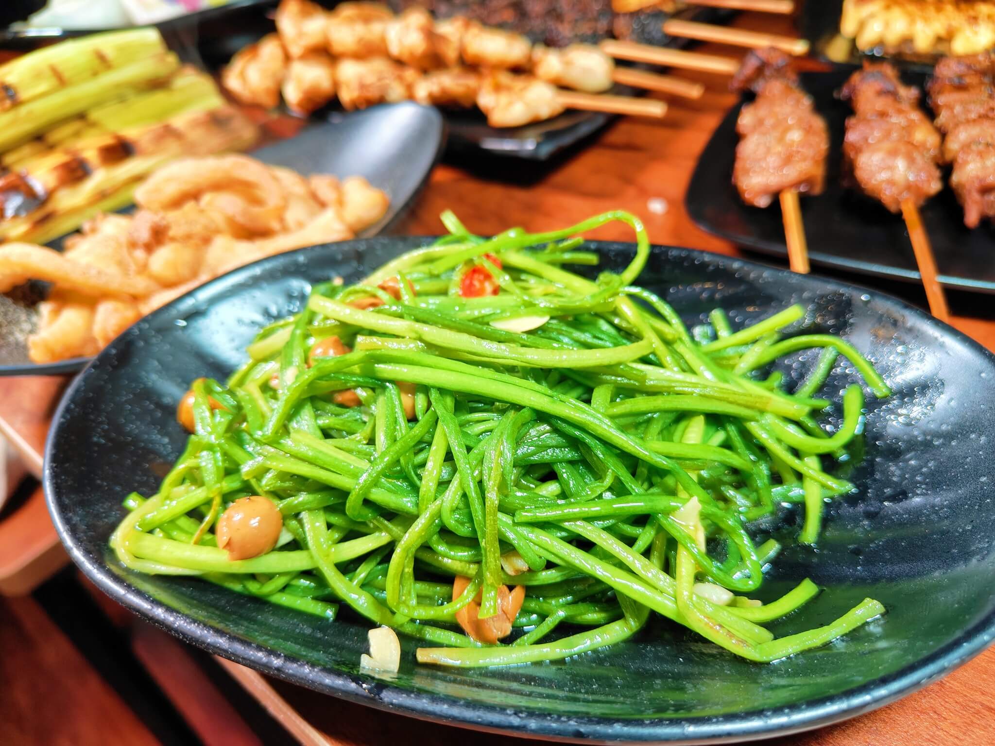 景美美食｜雞老闆桶仔雞景美店、壽星2斤半桶仔雞免費吃、用餐卡拉ok盡情高歌！景美外帶烤雞/景美宵夜美食！ @💕小美很愛嚐💕