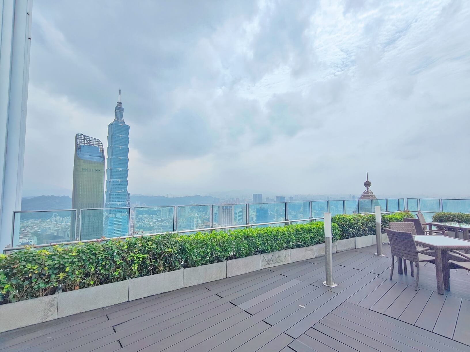 信義美食｜Morton&#8217;s 莫爾頓牛排館、俯瞰繁華台北美景、最浪漫夜景、許多人心中「夢幻級牛排餐廳」代表！ @💕小美很愛嚐💕