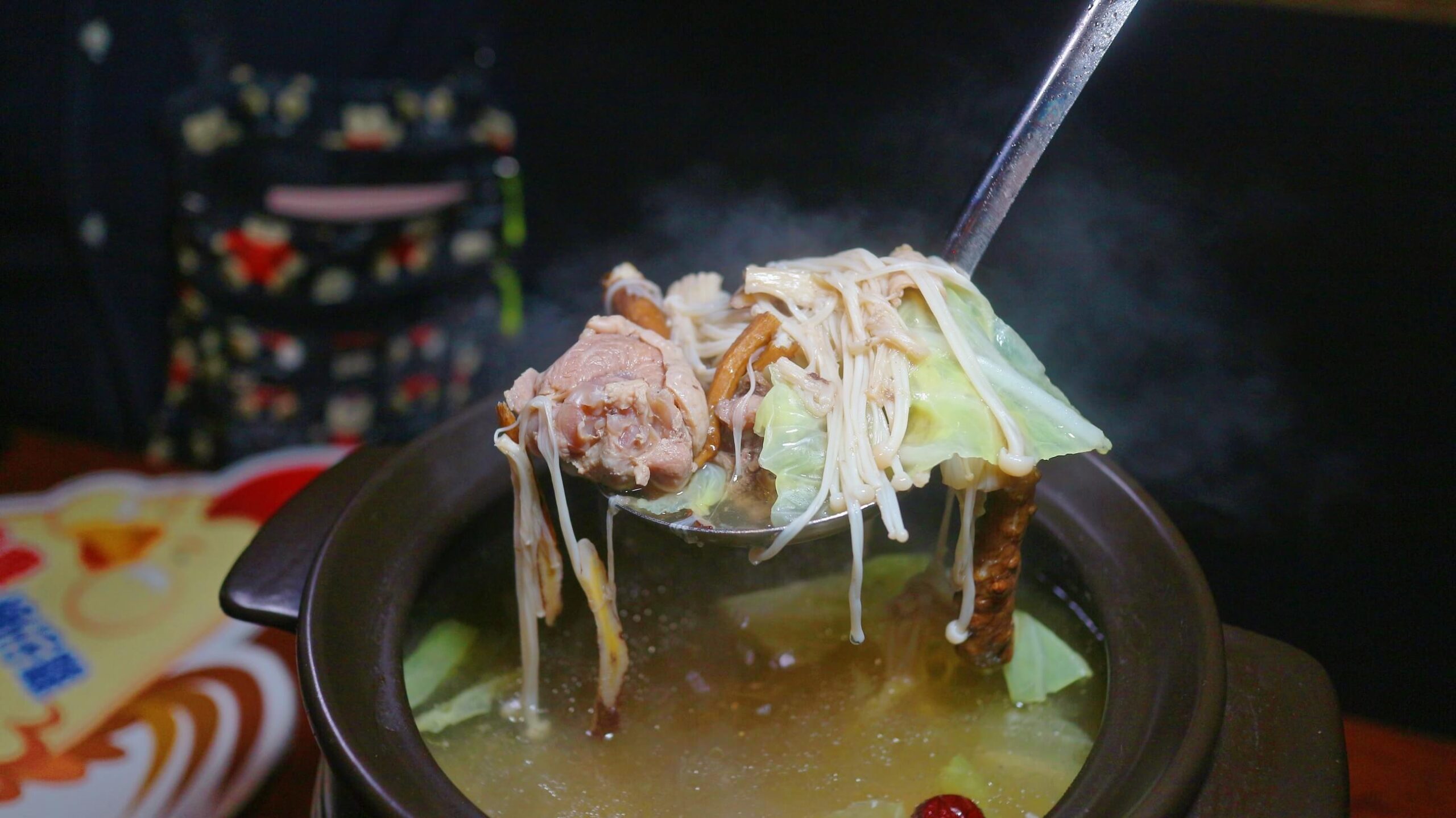 景美美食｜雞老闆桶仔雞景美店、壽星2斤半桶仔雞免費吃、用餐卡拉ok盡情高歌！景美外帶烤雞/景美宵夜美食！ @💕小美很愛嚐💕