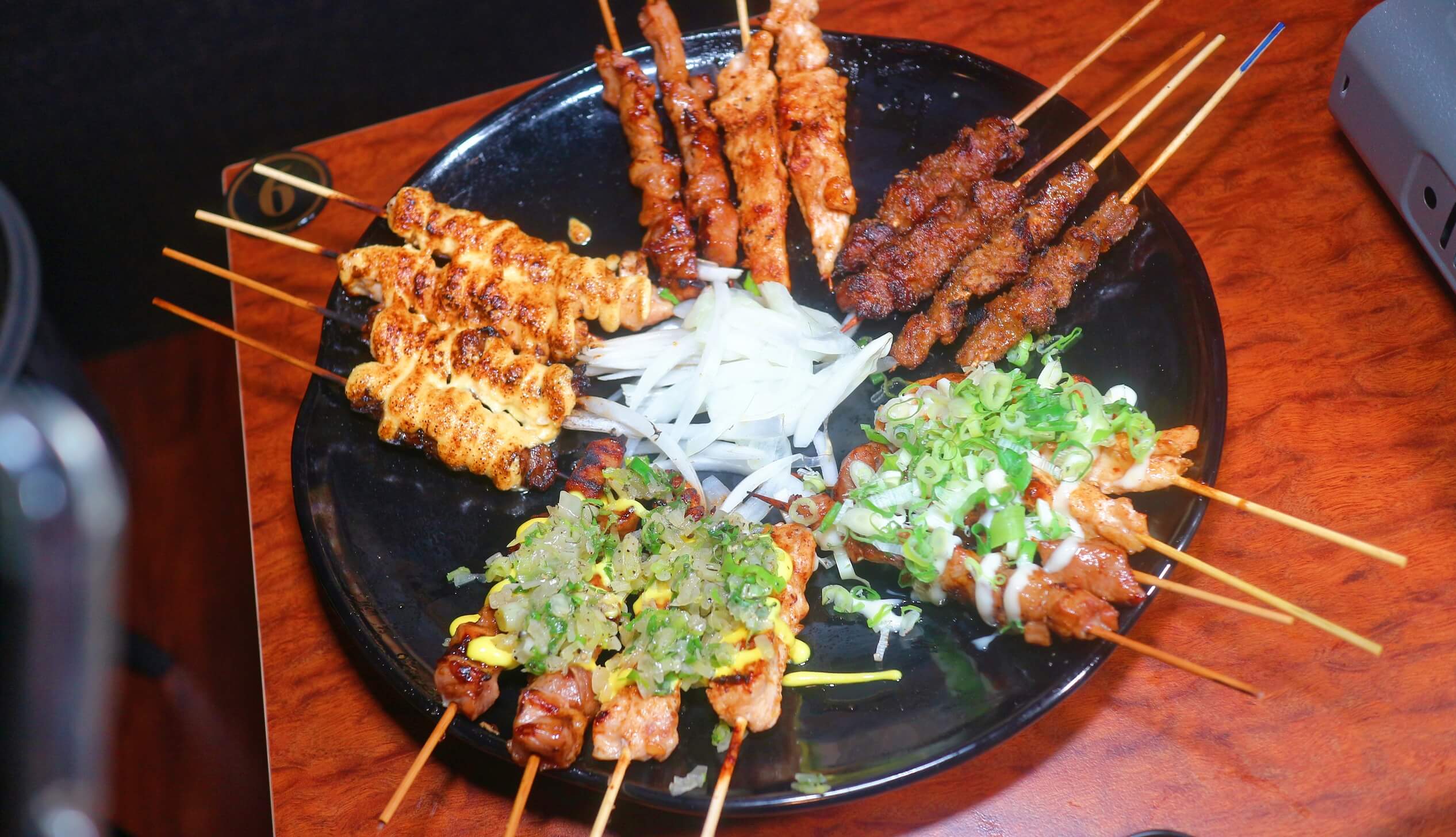 景美美食｜雞老闆桶仔雞景美店、壽星2斤半桶仔雞免費吃、用餐卡拉ok盡情高歌！景美外帶烤雞/景美宵夜美食！ @💕小美很愛嚐💕