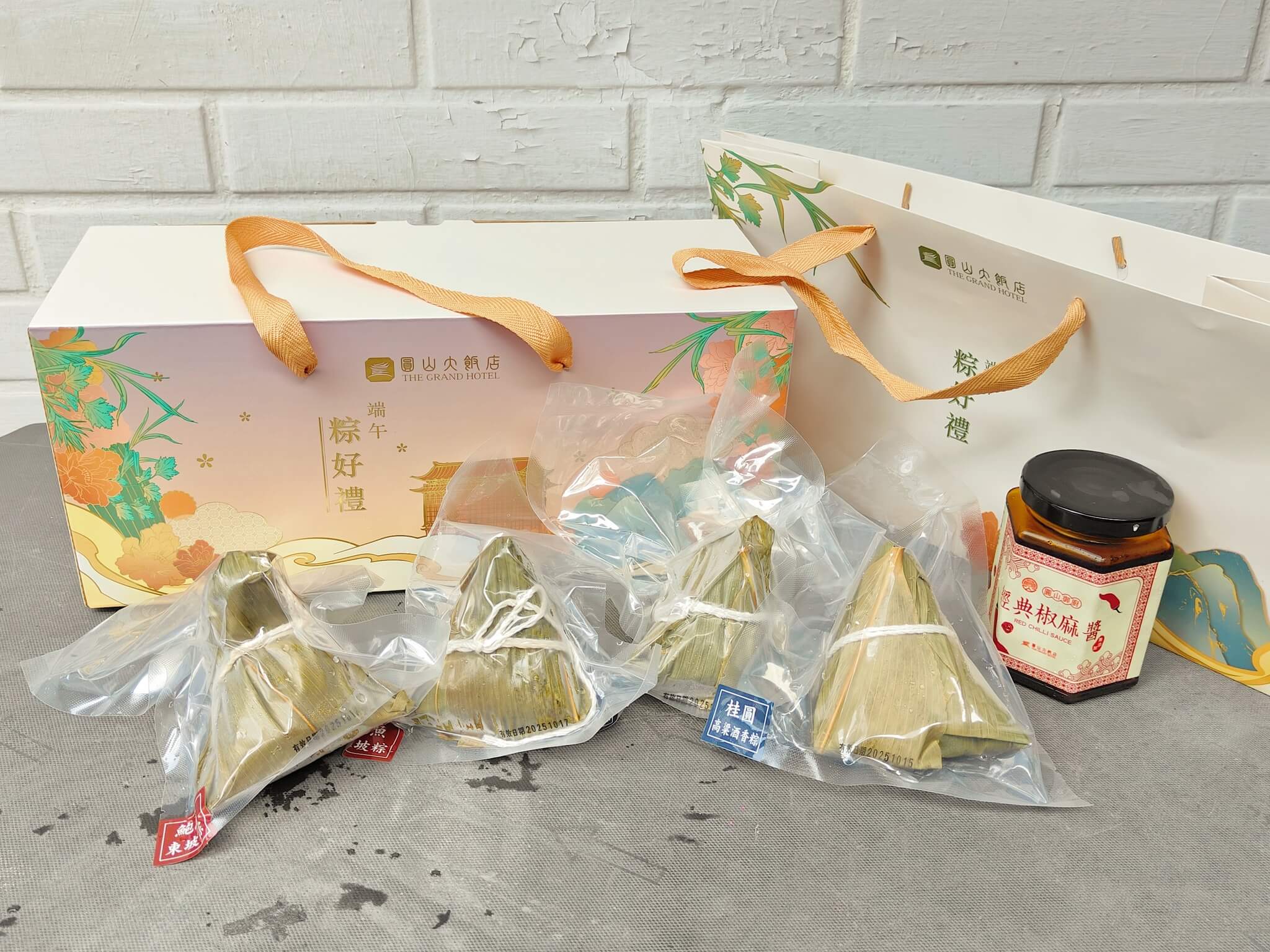 圓山大飯店肉粽禮盒｜端午限量「金緻匠心 萬粽選一」禮盒、每組贈送獨家「圓山御廚無添加椒麻醬」、鹹甜口味一次擁有！ @💕小美很愛嚐💕