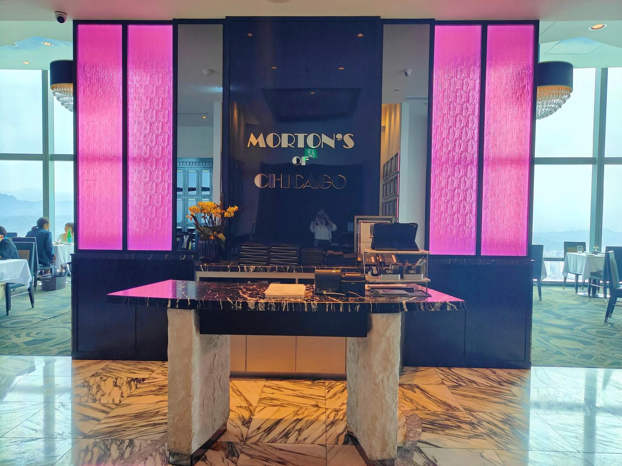 信義美食｜Morton&#8217;s 莫爾頓牛排館、俯瞰繁華台北美景、最浪漫夜景、許多人心中「夢幻級牛排餐廳」代表！ @💕小美很愛嚐💕