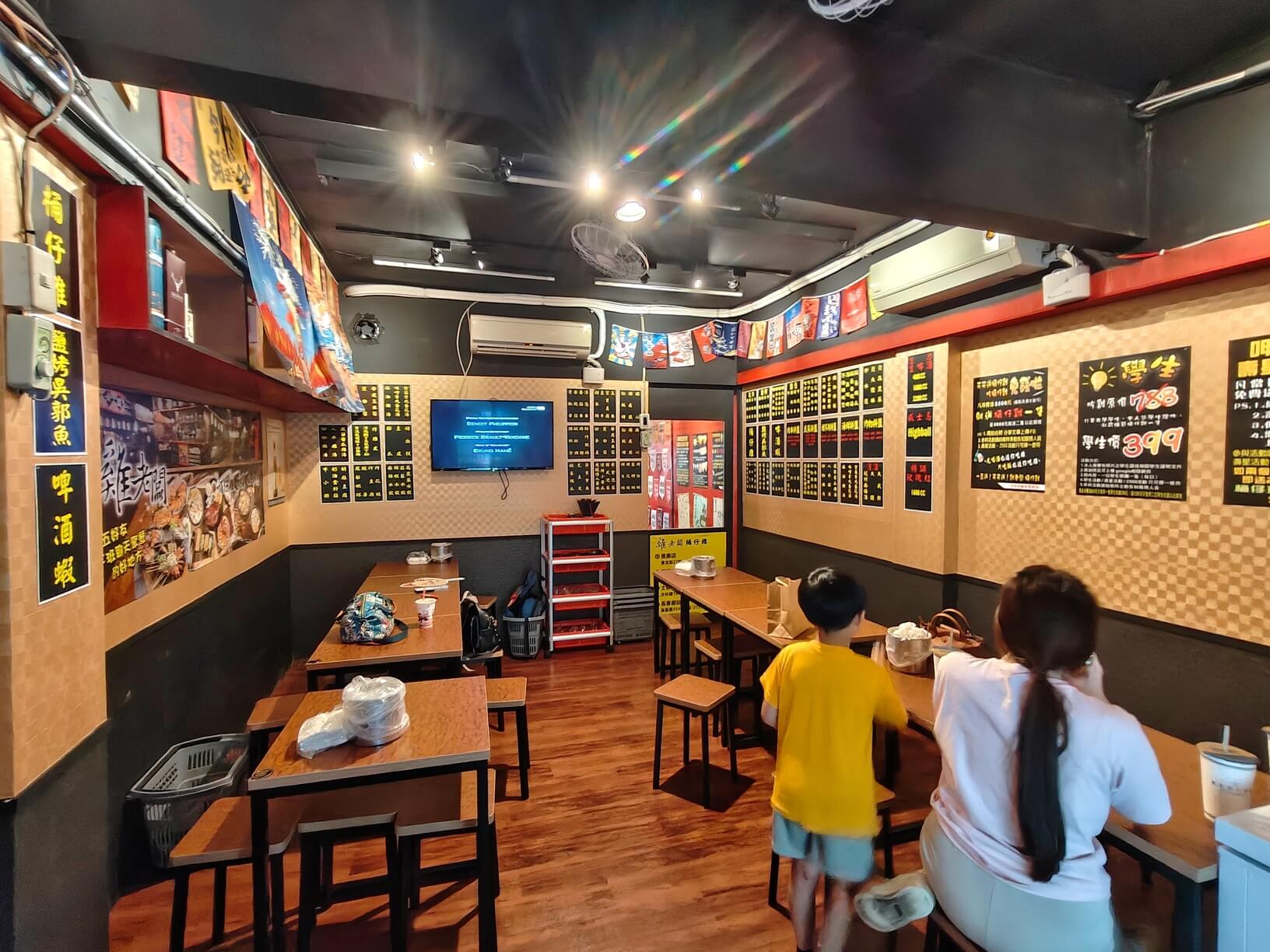 景美美食｜雞老闆桶仔雞景美店、壽星2斤半桶仔雞免費吃、用餐卡拉ok盡情高歌！景美外帶烤雞/景美宵夜美食！ @💕小美很愛嚐💕
