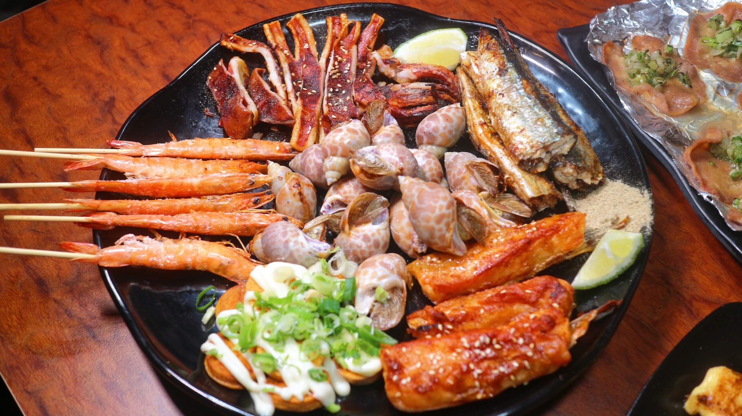 景美美食｜雞老闆桶仔雞景美店、壽星2斤半桶仔雞免費吃、用餐卡拉ok盡情高歌！景美外帶烤雞/景美宵夜美食！ @💕小美很愛嚐💕