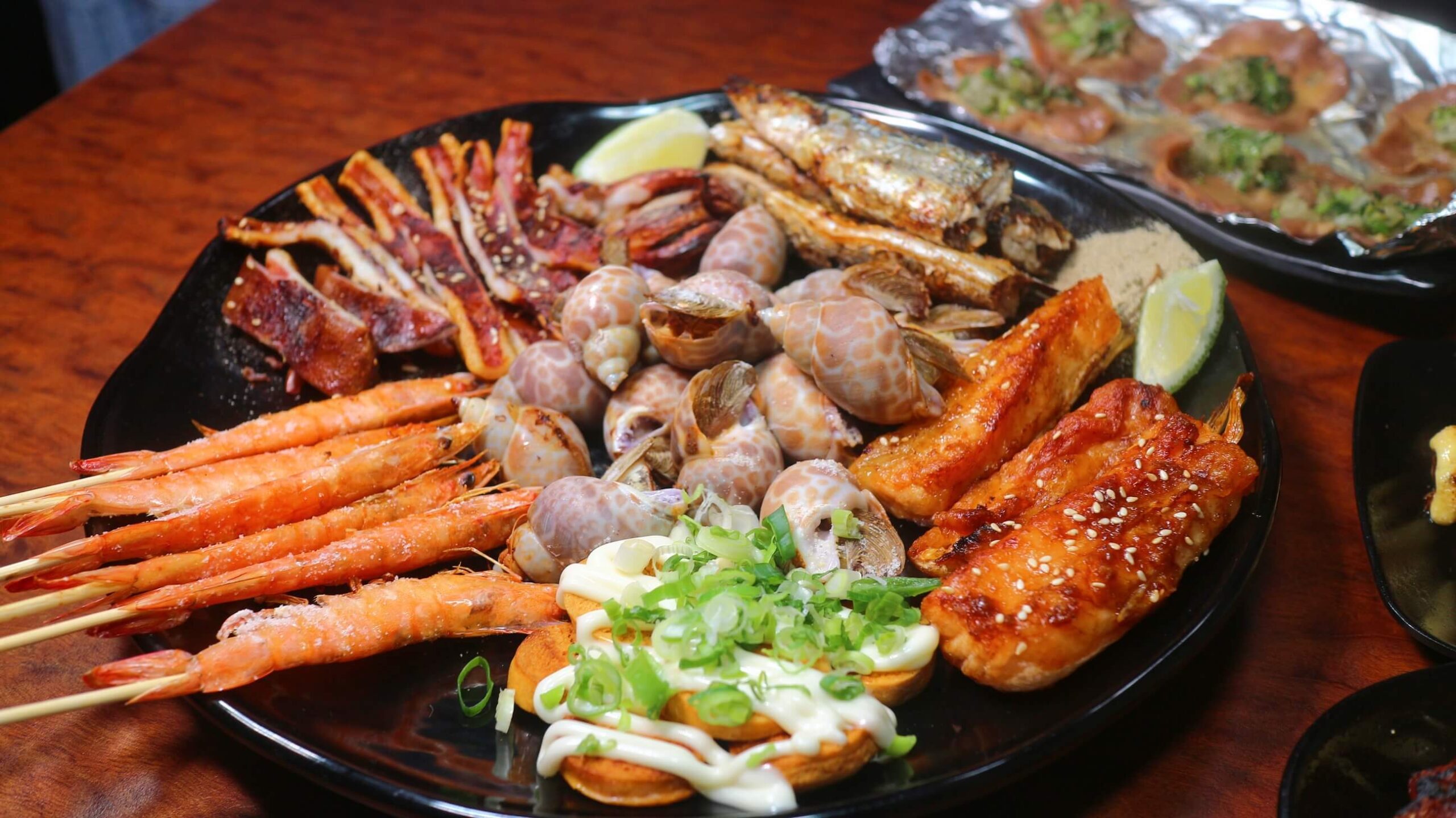 景美美食｜雞老闆桶仔雞景美店、壽星2斤半桶仔雞免費吃、用餐卡拉ok盡情高歌！景美外帶烤雞/景美宵夜美食！ @💕小美很愛嚐💕