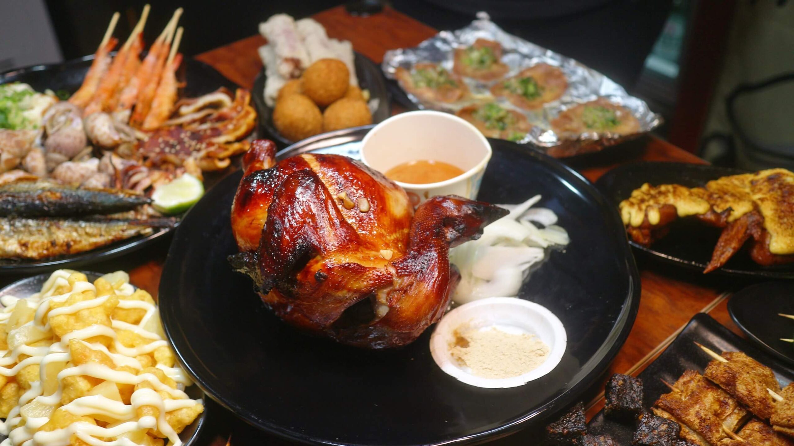 景美美食｜雞老闆桶仔雞景美店、壽星2斤半桶仔雞免費吃、用餐卡拉ok盡情高歌！景美外帶烤雞/景美宵夜美食！ @💕小美很愛嚐💕