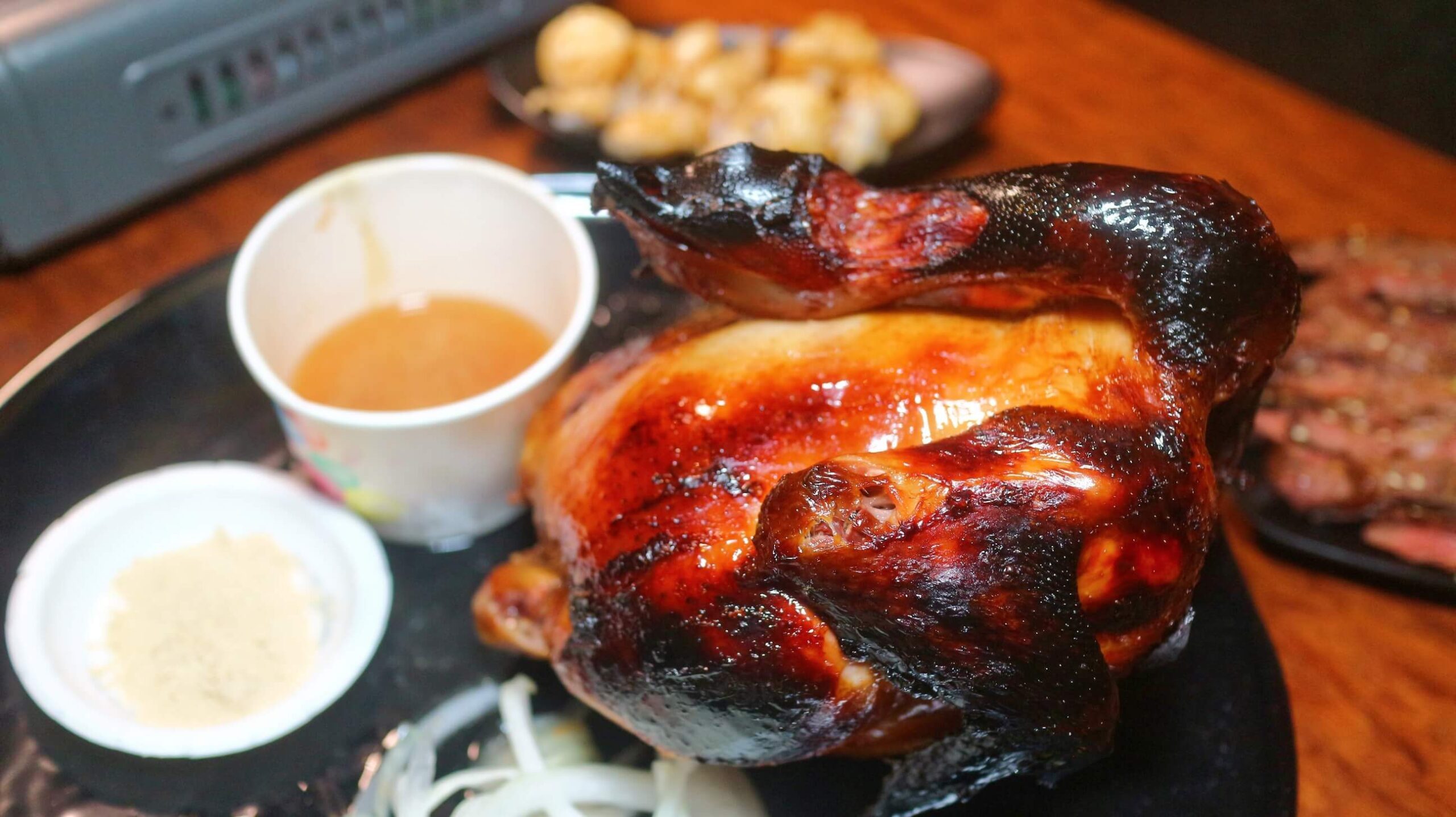 景美美食｜雞老闆桶仔雞景美店、壽星2斤半桶仔雞免費吃、用餐卡拉ok盡情高歌！景美外帶烤雞/景美宵夜美食！ @💕小美很愛嚐💕