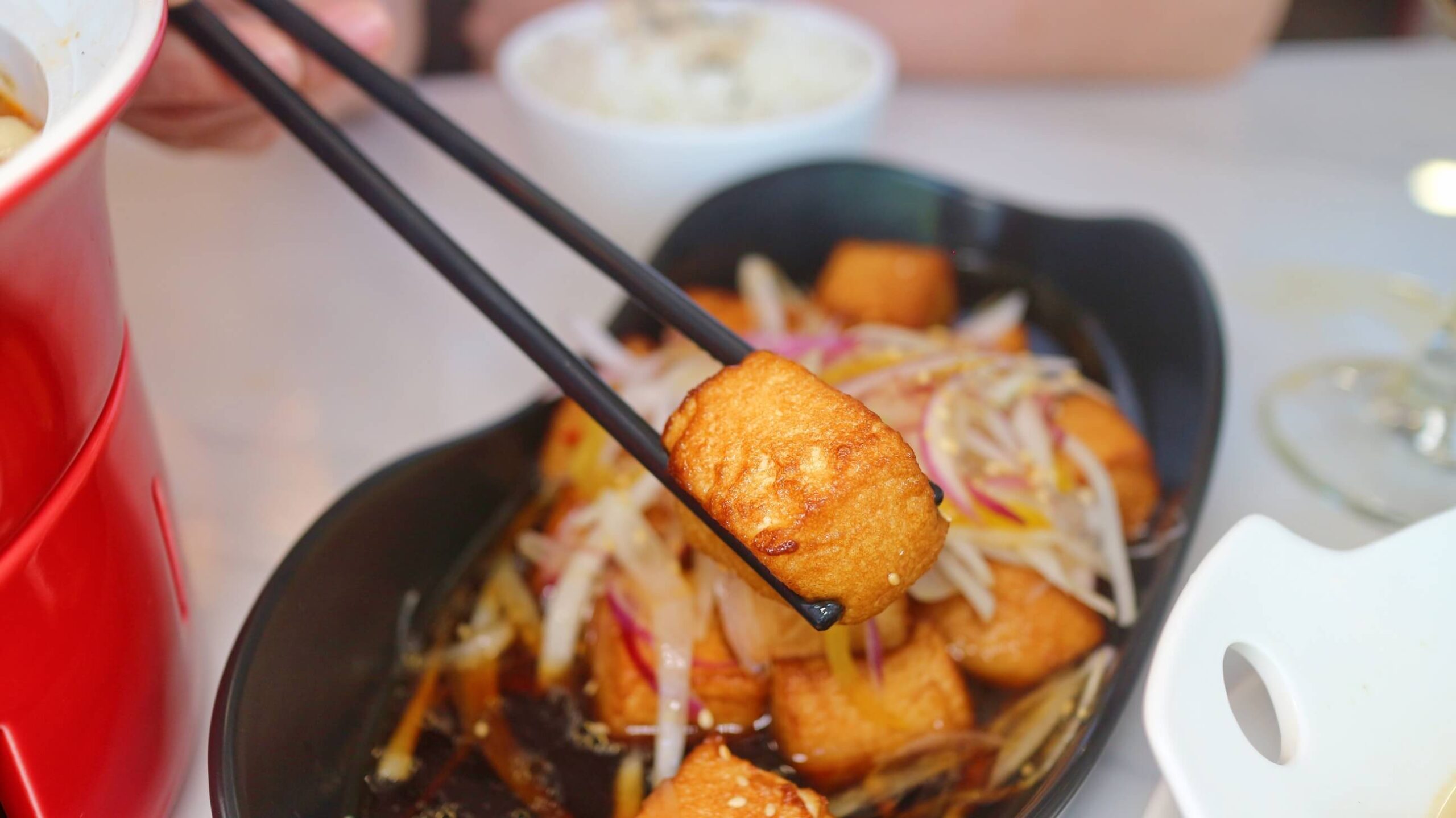 西門町美食｜致青春 湘菜館、一定要點香辣水煮牛、湘味厚蛋、必吃經典湘菜！ @💕小美很愛嚐💕