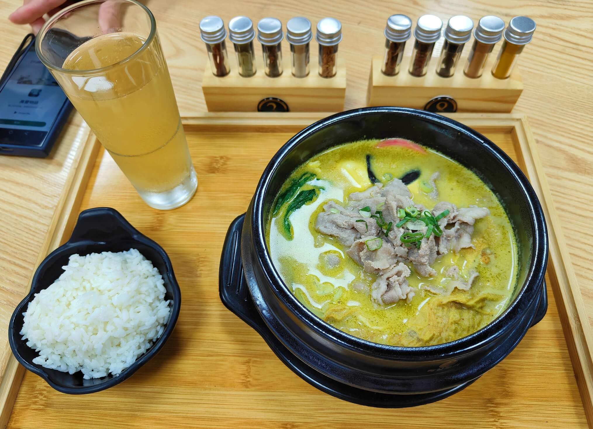 板橋美食｜94咖哩孃板橋市府店、菜單220元起平價咖哩小火鍋推薦、13種香料研發的「白雪砂鍋煲」、「赤雪砂鍋煲」都好好吃！ @💕小美很愛嚐💕
