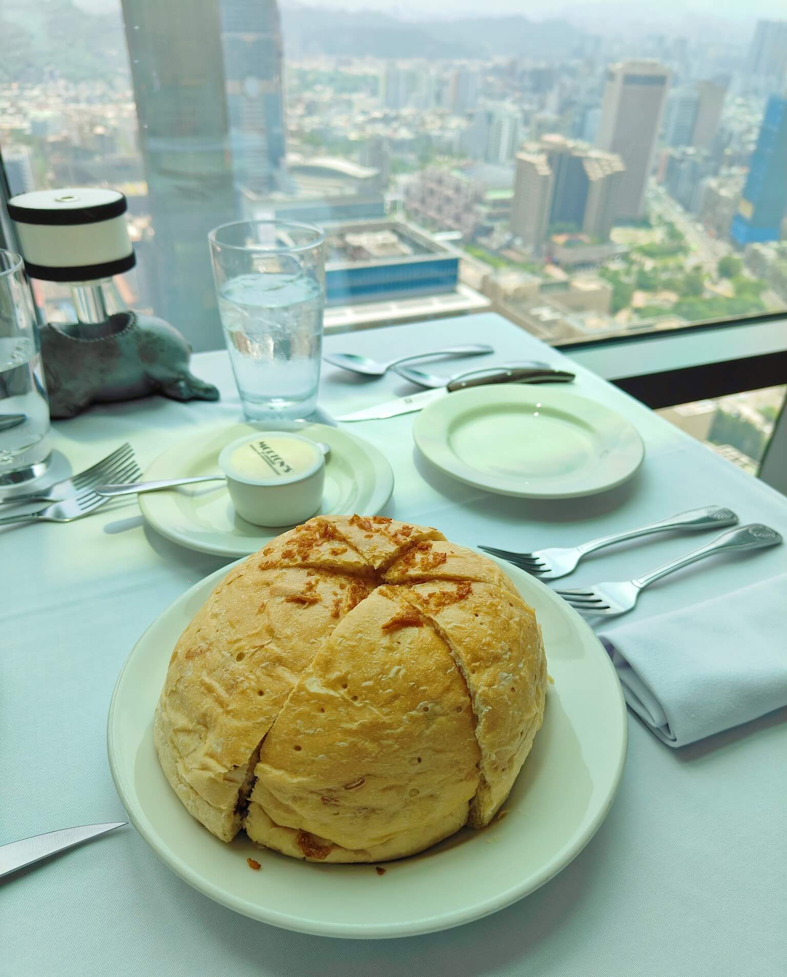 信義美食｜Morton&#8217;s 莫爾頓牛排館、俯瞰繁華台北美景、最浪漫夜景、許多人心中「夢幻級牛排餐廳」代表！ @💕小美很愛嚐💕