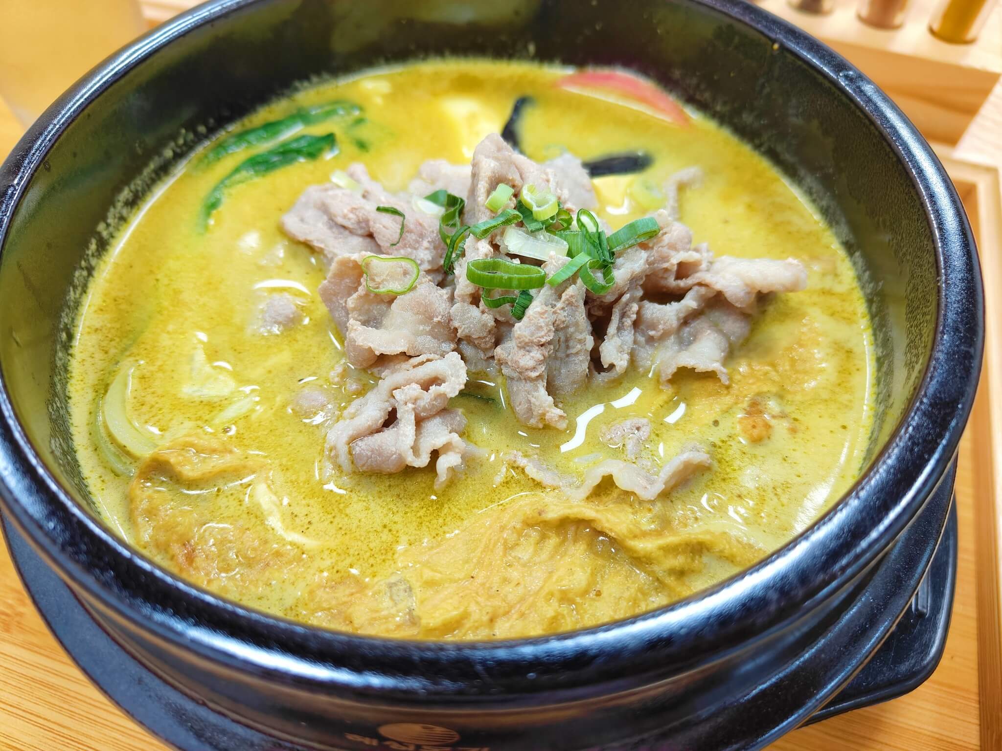 板橋美食｜94咖哩孃板橋市府店、菜單220元起平價咖哩小火鍋推薦、13種香料研發的「白雪砂鍋煲」、「赤雪砂鍋煲」都好好吃！ @💕小美很愛嚐💕