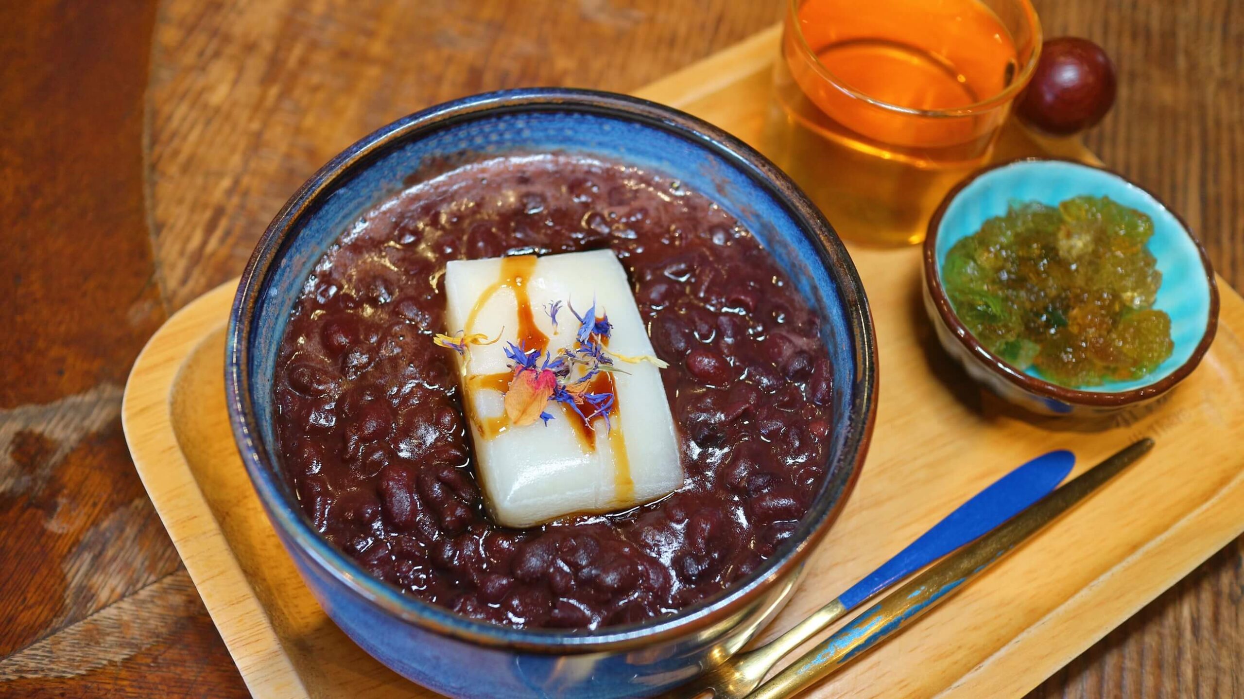 基隆美食｜海那邊小食堂、季節限定療癒甜點「琥珀紅豆麻糬」！正濱漁港彩色屋咖啡館！ @💕小美很愛嚐💕