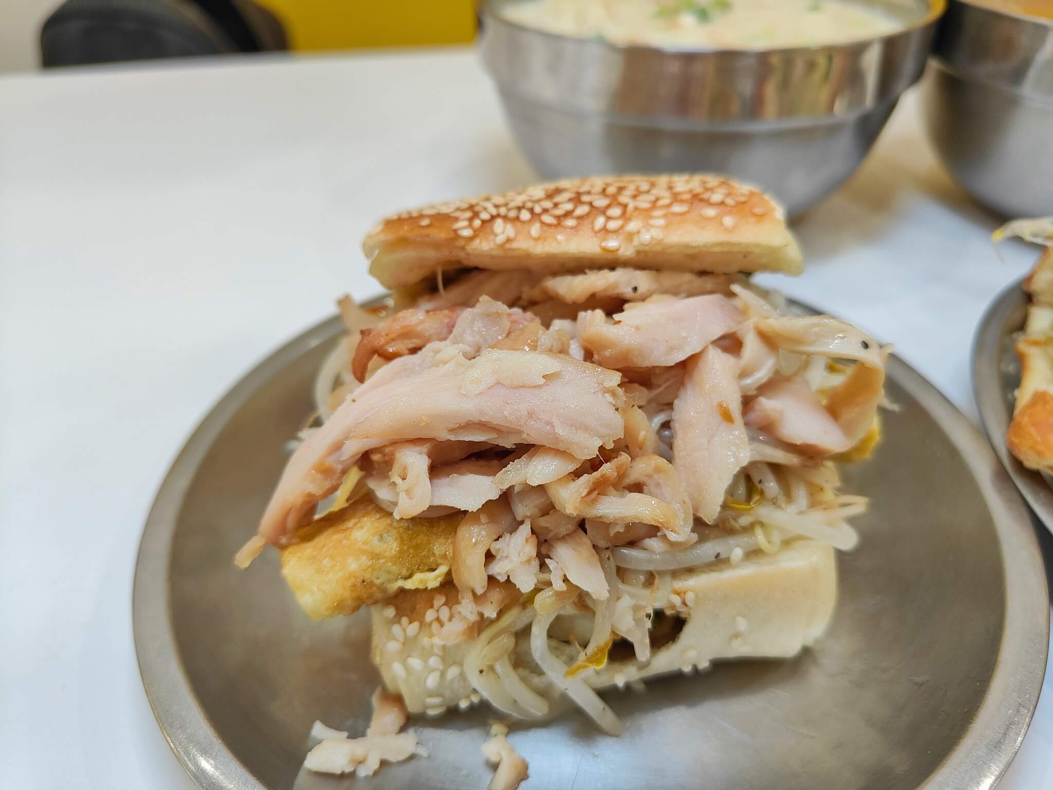 新竹美食｜幸福客家麵館、招牌芋頭米粉湯、客家炒粄條、蠔油三寶經典美味必點！餐點種類豐富吃得滿足幸福一整天！！ @💕小美很愛嚐💕