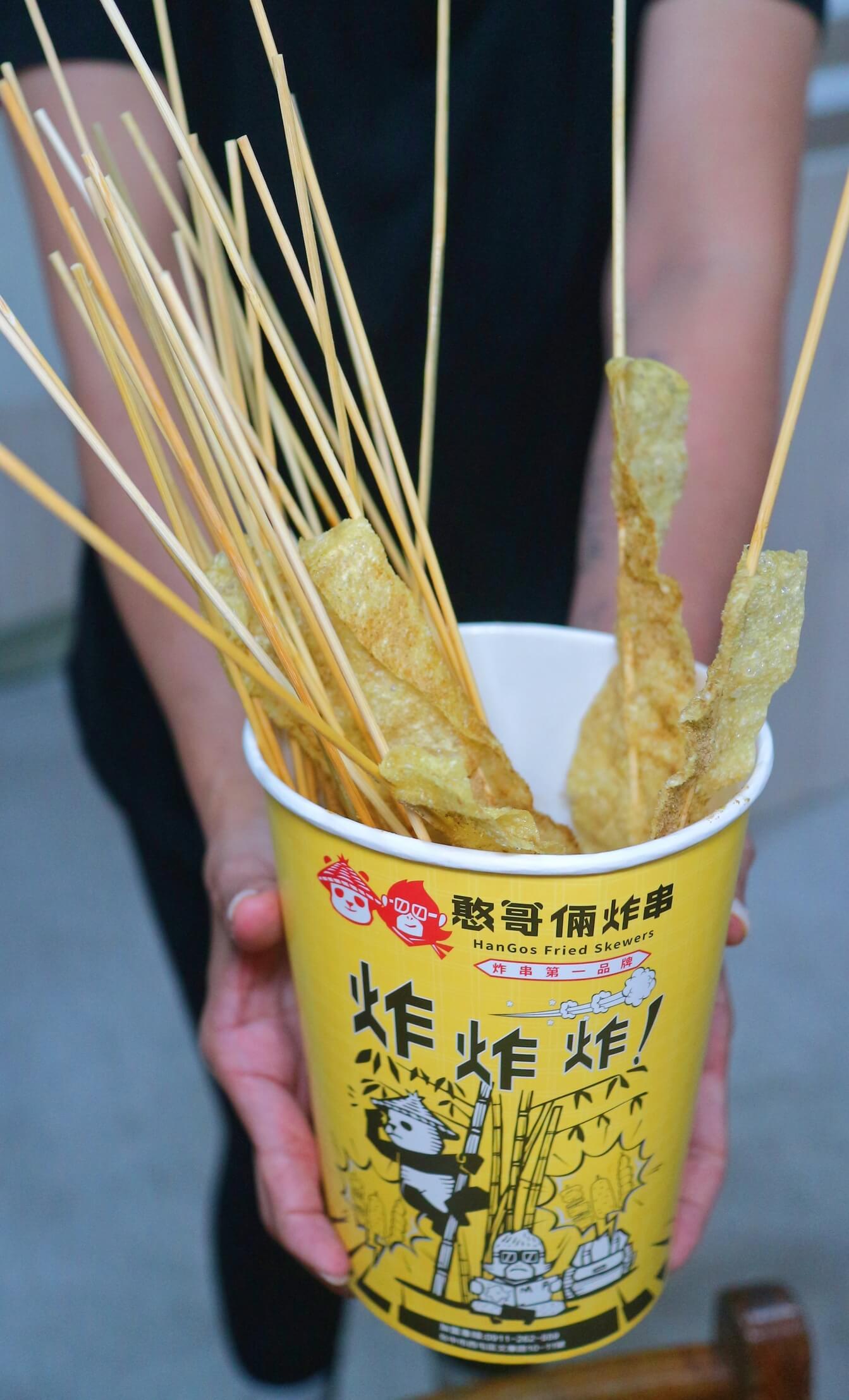 台中美食｜憨哥倆炸串、四川滷油配方、結合台灣人的口味、特色的撒粉與醃料、比鹹酥雞更好吃的炸串好吃！ @💕小美很愛嚐💕