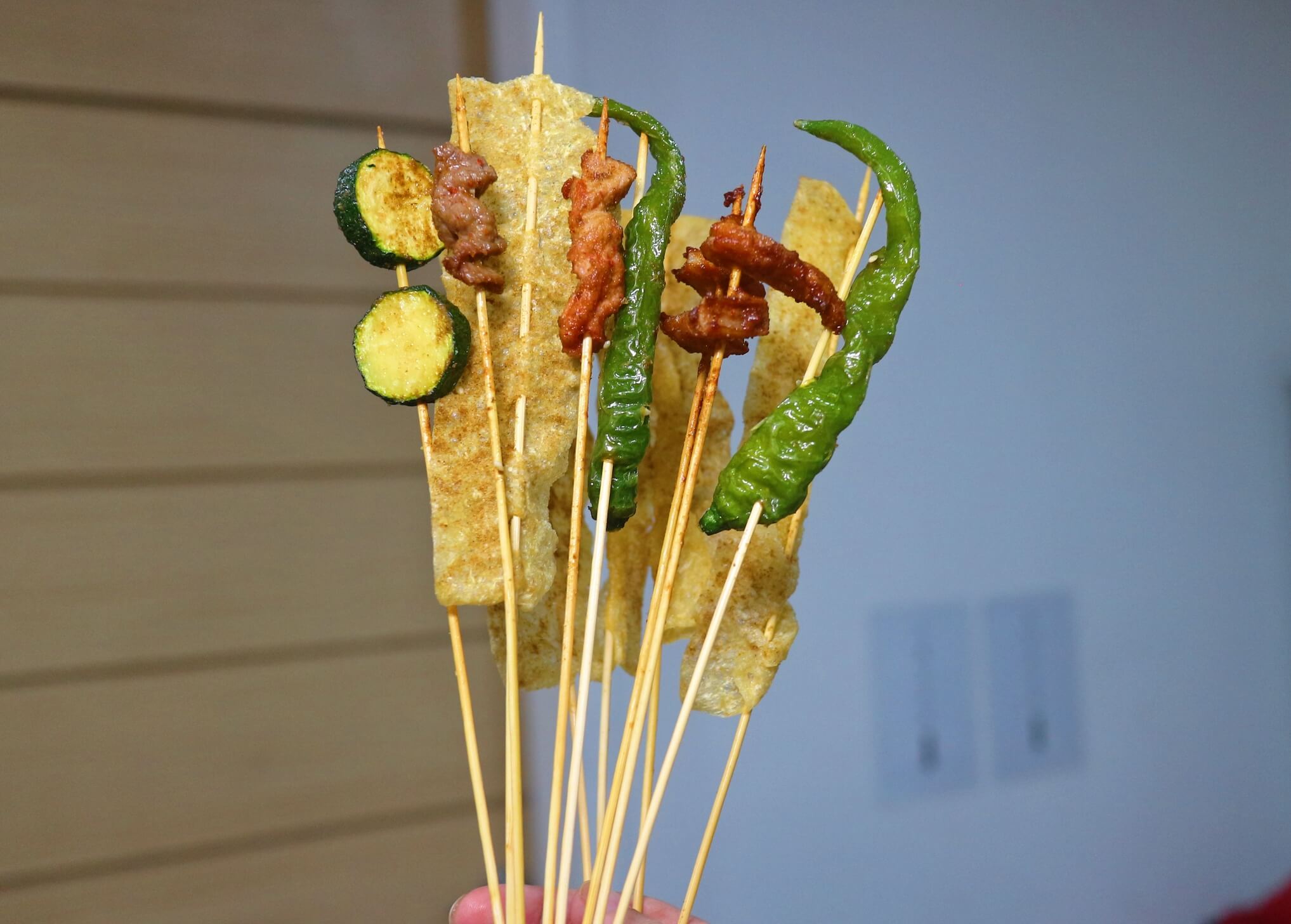 台中美食｜憨哥倆炸串、四川滷油配方、結合台灣人的口味、特色的撒粉與醃料、比鹹酥雞更好吃的炸串好吃！ @💕小美很愛嚐💕