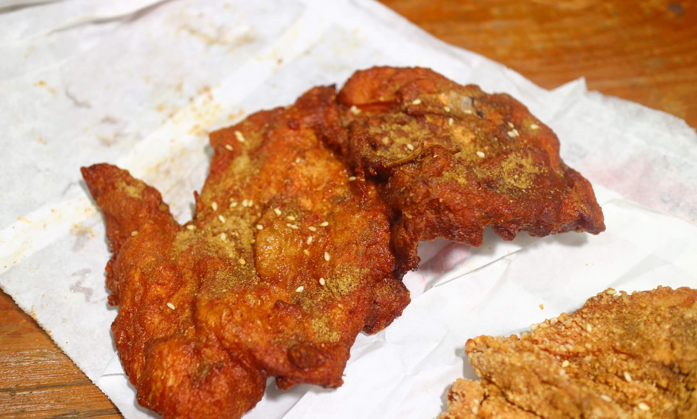 台中美食｜憨哥倆炸串、四川滷油配方、結合台灣人的口味、特色的撒粉與醃料、比鹹酥雞更好吃的炸串好吃！ @💕小美很愛嚐💕