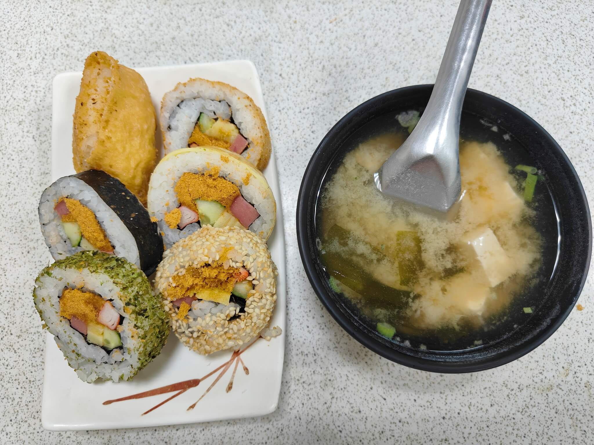 新莊美食｜青菘壽司、30元味增湯超平價、6大粒綜合壽司獨家口味太特別！ @💕小美很愛嚐💕