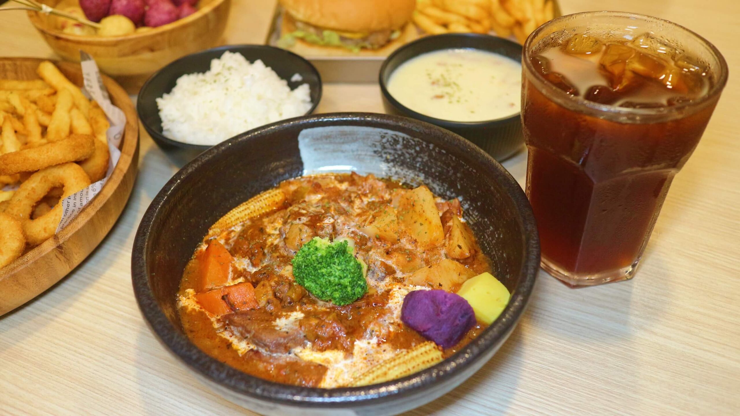 科技大樓美食推薦｜Here café 大安店、補充能量好地方、飲料免費續到飽！ @💕小美很愛嚐💕