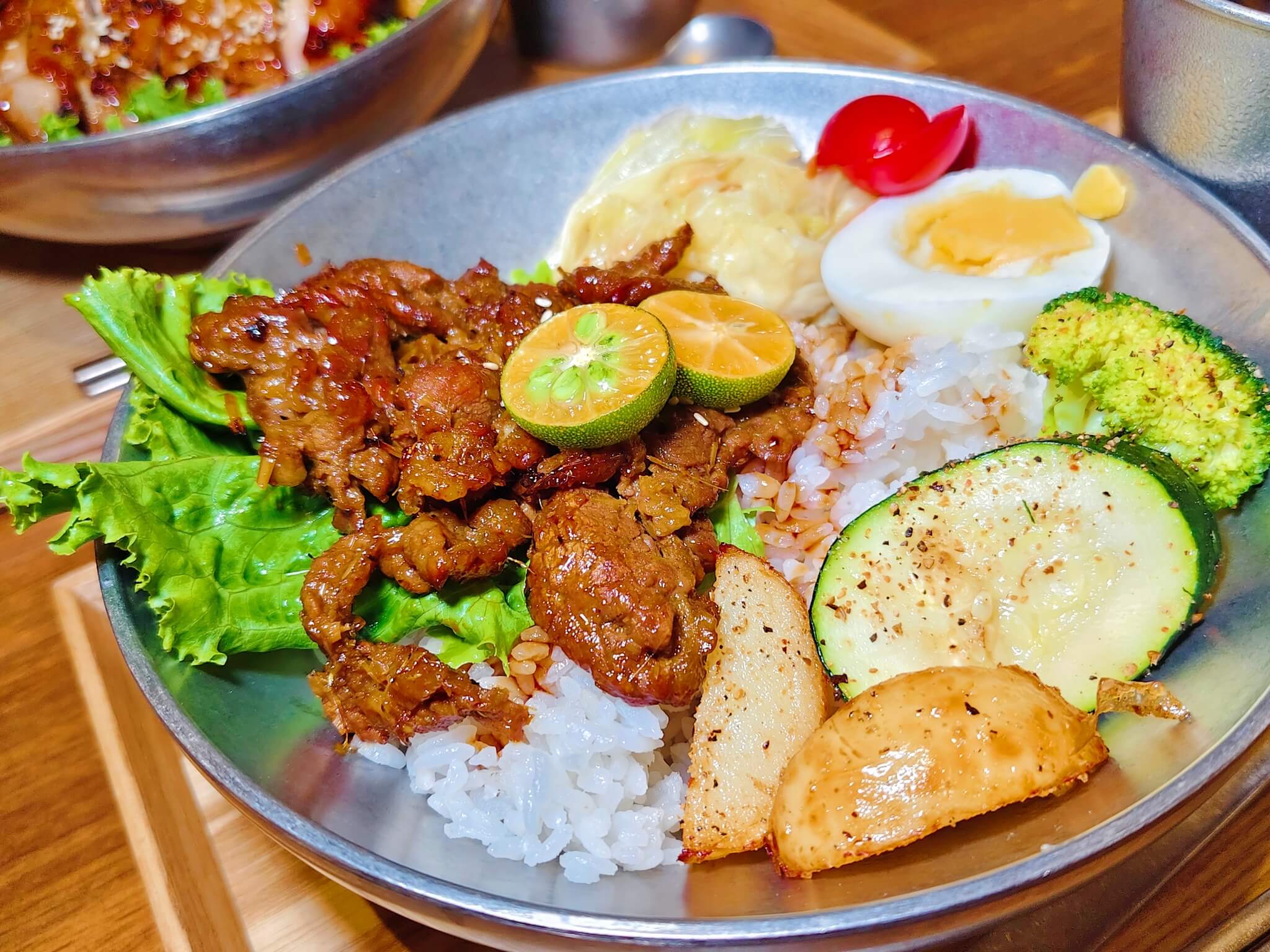 江子翠美食｜閏月吃飯點、超大一隻秘炙雞腿排飯必點、松阪豬飯嫩到長者都咬得動！ @💕小美很愛嚐💕