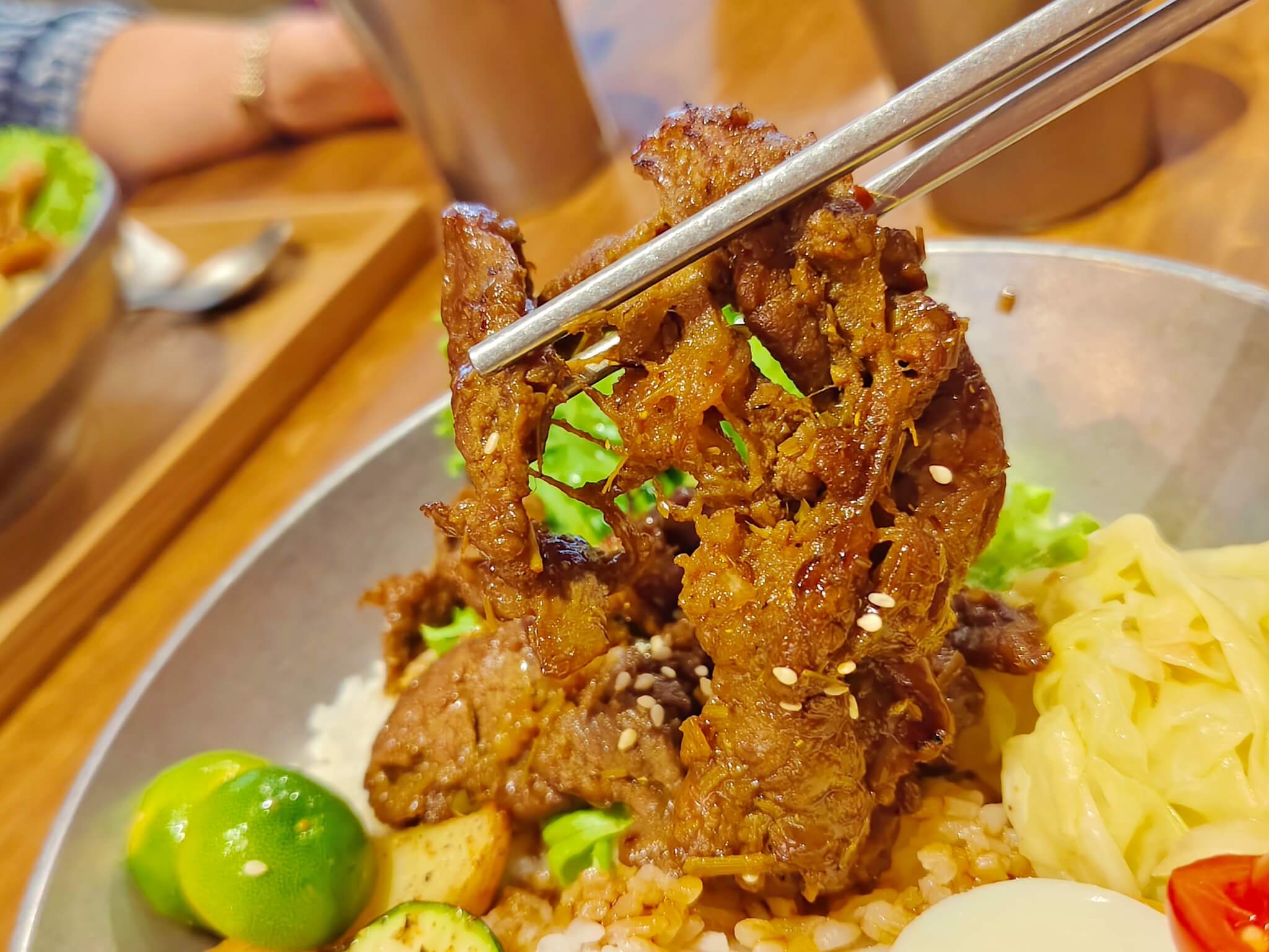 江子翠美食｜閏月吃飯點、超大一隻秘炙雞腿排飯必點、松阪豬飯嫩到長者都咬得動！ @💕小美很愛嚐💕