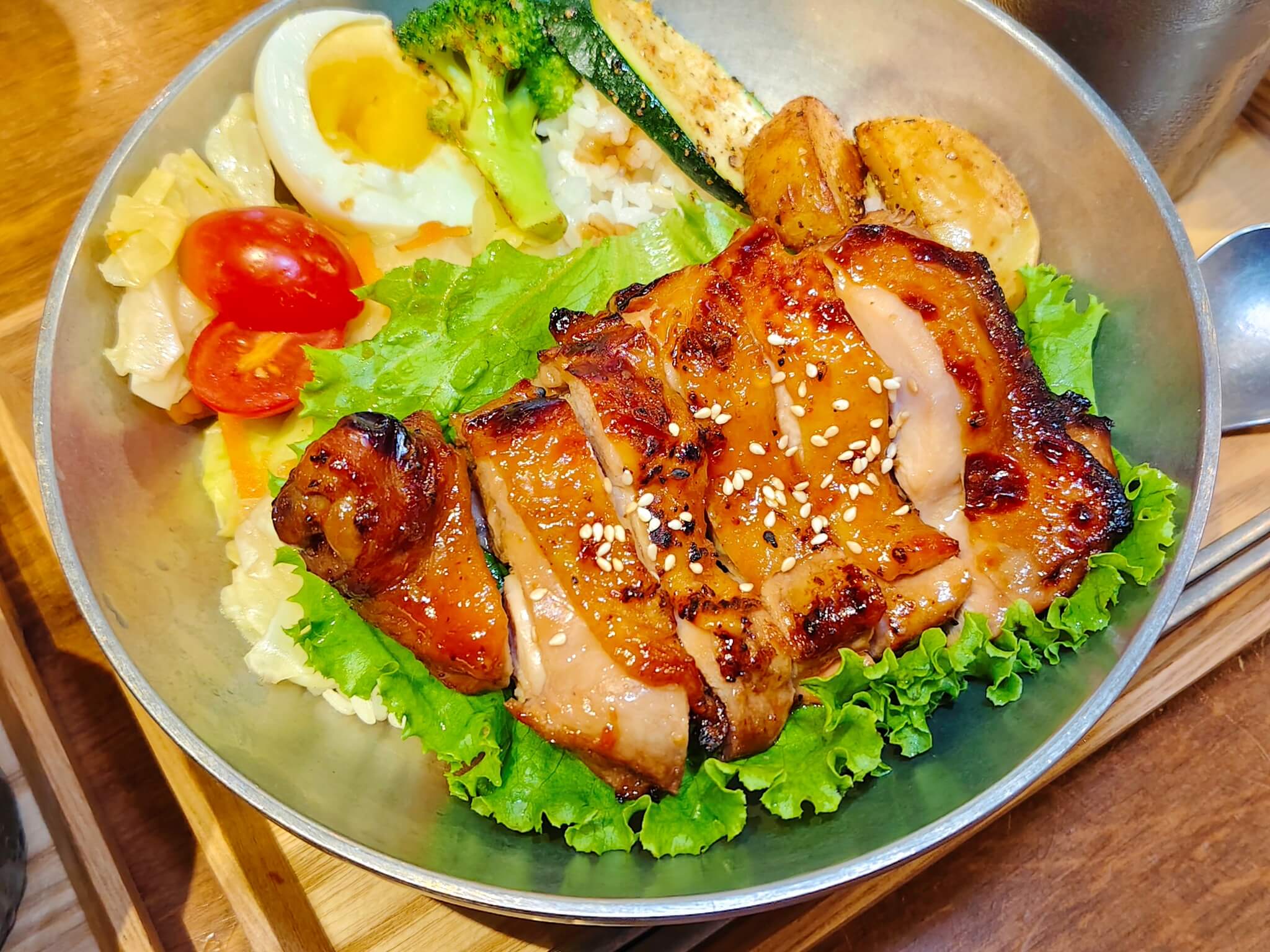江子翠美食｜閏月吃飯點、超大一隻秘炙雞腿排飯必點、松阪豬飯嫩到長者都咬得動！ @💕小美很愛嚐💕