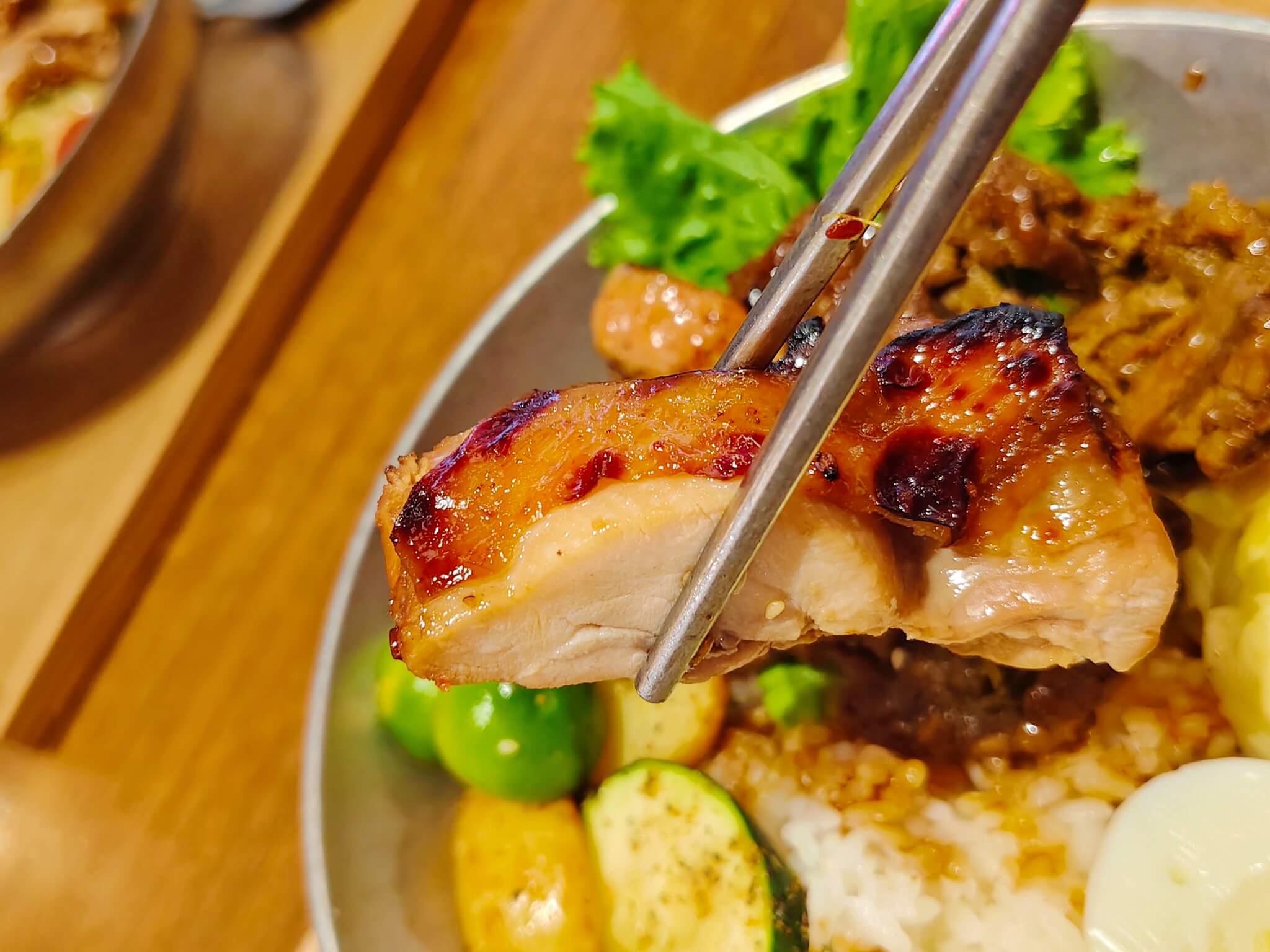 江子翠美食｜閏月吃飯點、超大一隻秘炙雞腿排飯必點、松阪豬飯嫩到長者都咬得動！ @💕小美很愛嚐💕