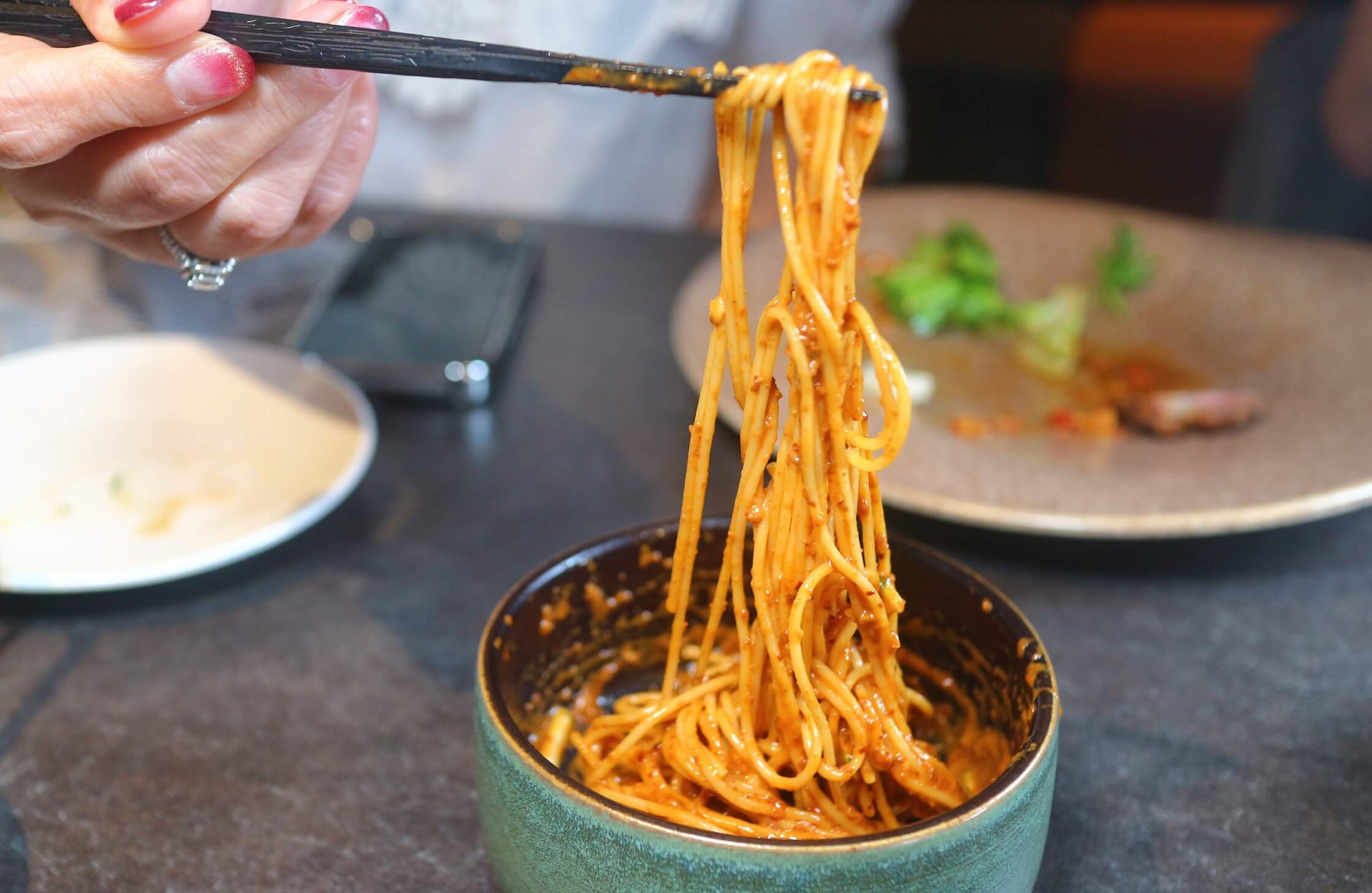 大安美食｜UCHI吾居炭火餐酒 忠孝店、明星藝人最愛東區新熱點！炭火料理、有包廂、可以唱歌、冠軍調酒 ！ @💕小美很愛嚐💕