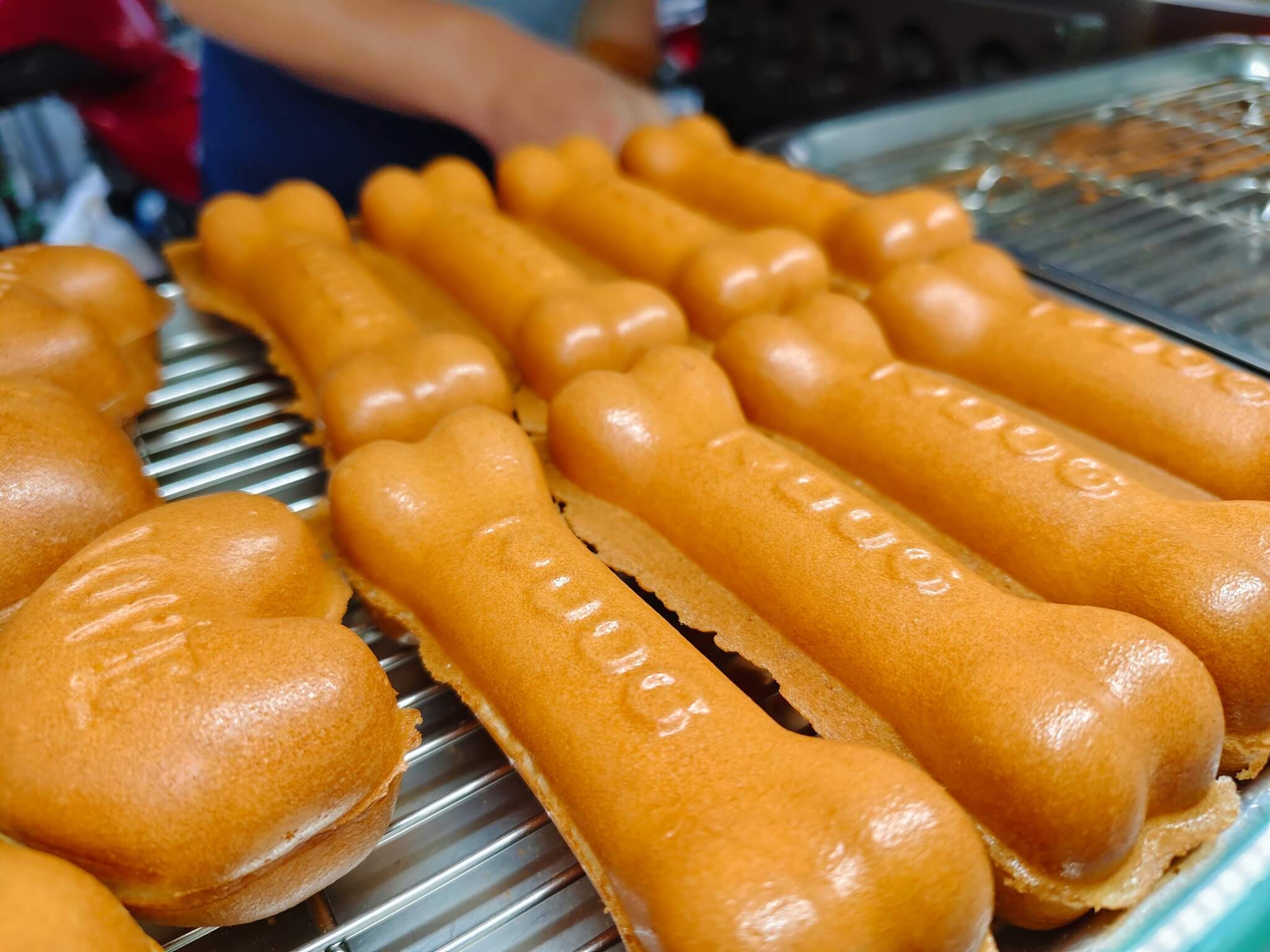 江子翠美食｜小鳥餵脆皮雞蛋糕  板橋雙十店、超人氣小鮮肉老闆、愛心及狗骨頭雞蛋糕可愛又造型萌！ @💕小美很愛嚐💕