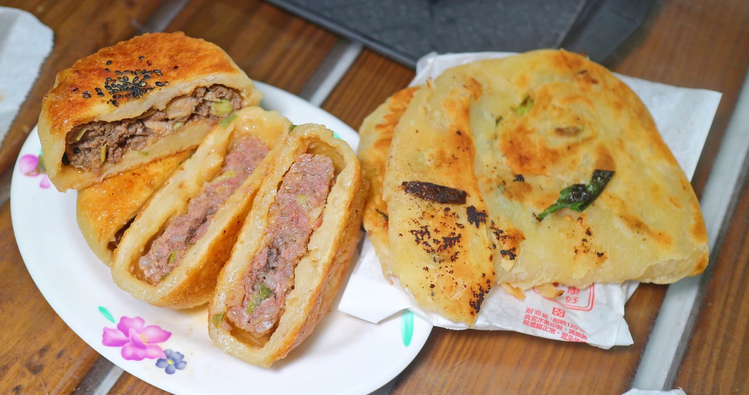 第二市場美食｜鄒氏餡餅蔥油餅、餡餅肉好厚又汁、讓人讚不絕口、厲害美味銅板小吃！ @💕小美很愛嚐💕