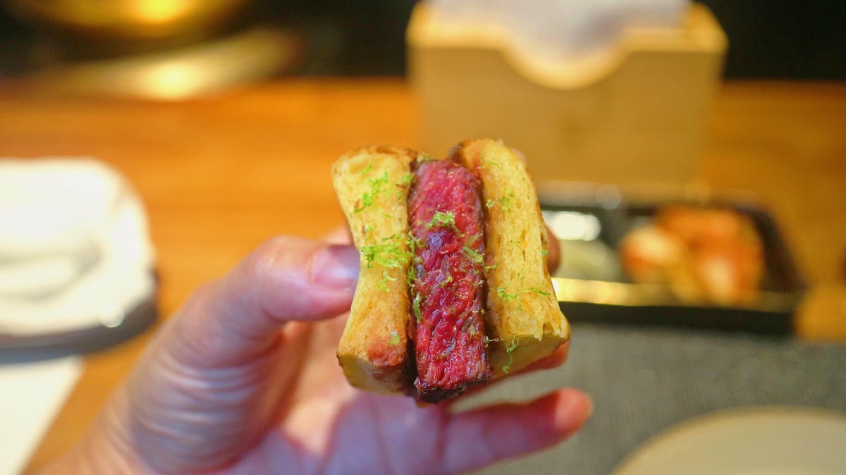 台北燒肉|牛B燒肉、500盤推薦「澳洲全血厚切牛舌」、「牛筋炒飯」必嚐!視覺、聽覺、味覺高感度藝術體驗 , 一場精緻有靈魂的美食享宴! - 第12張圖