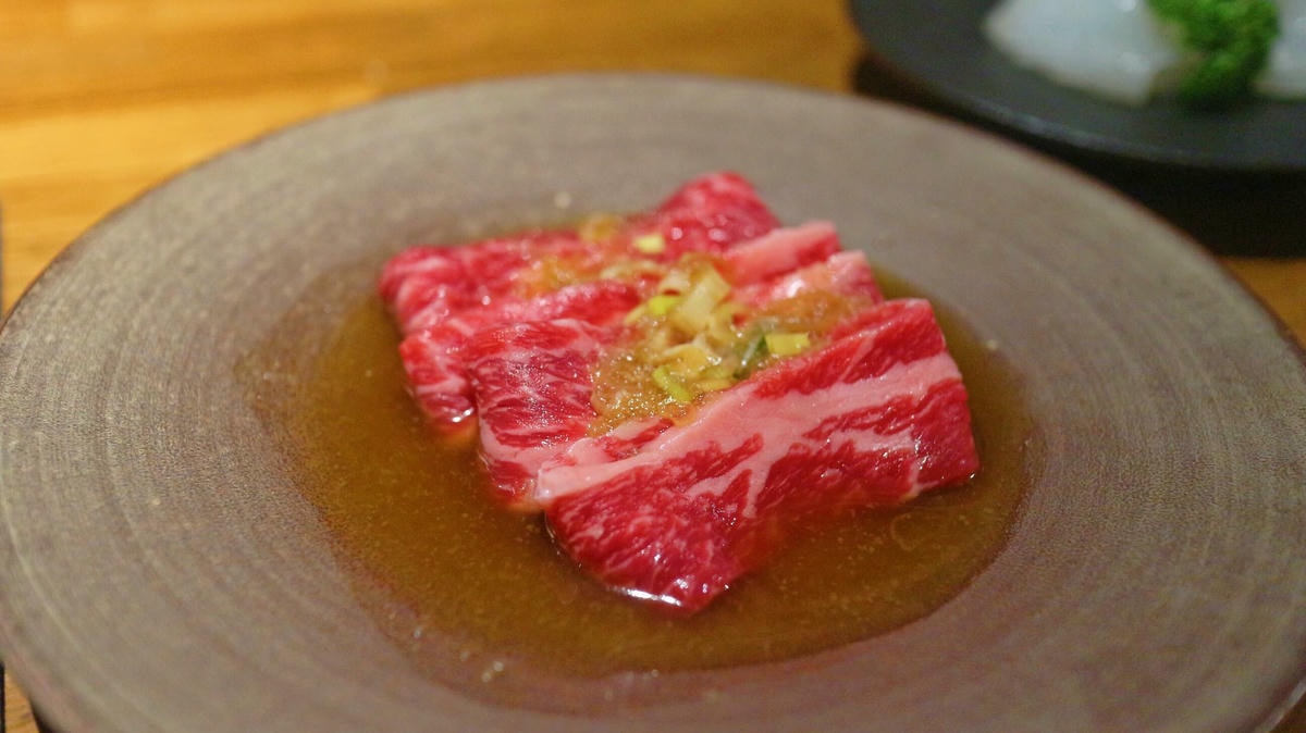 台北燒肉|牛B燒肉、500盤推薦「澳洲全血厚切牛舌」、「牛筋炒飯」必嚐!視覺、聽覺、味覺高感度藝術體驗 , 一場精緻有靈魂的美食享宴! - 第21張圖