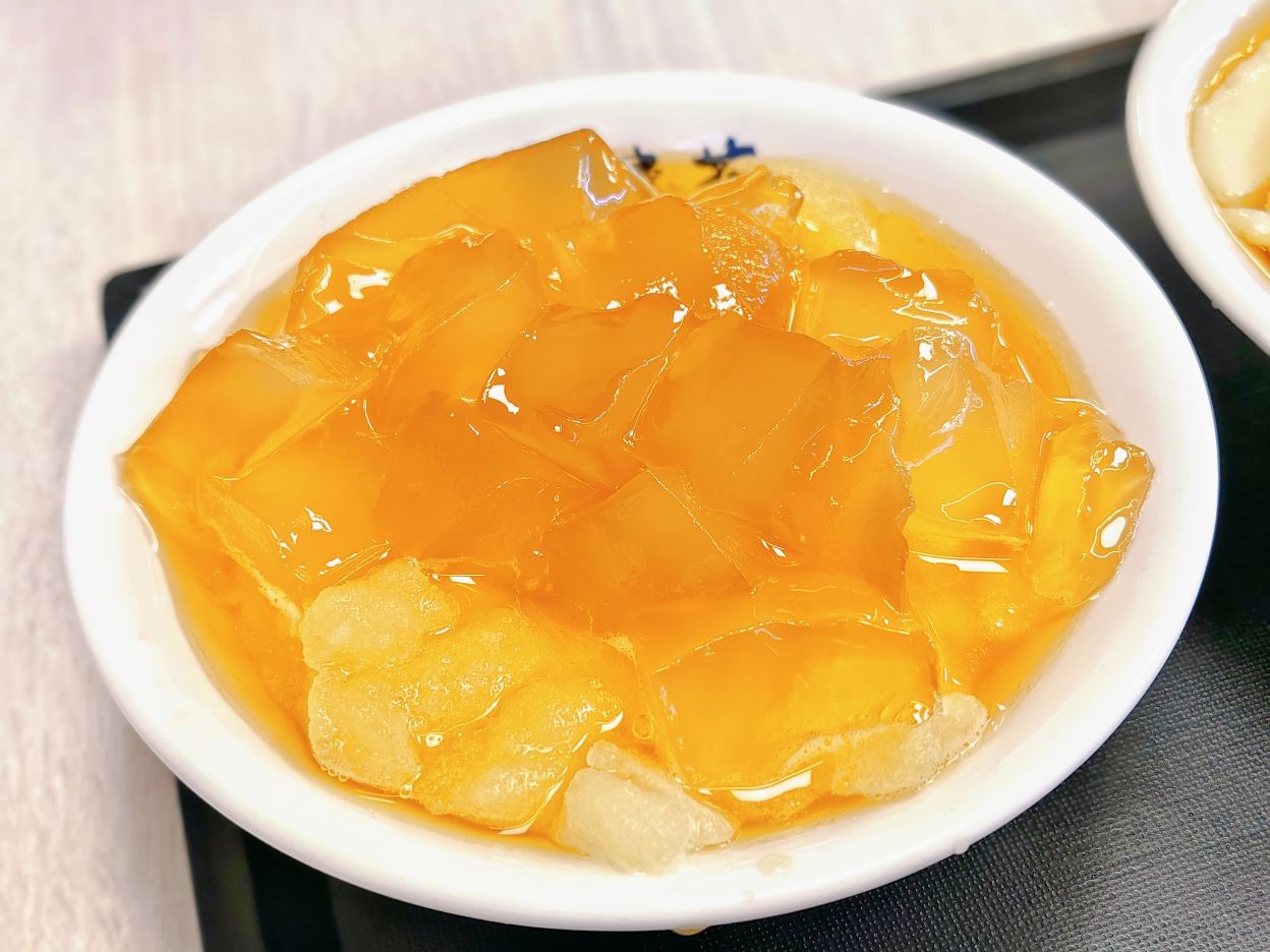 寧夏夜市美食｜豆花莊、老字號咕溜豆花、爆炸出來的配料嫩、滑、Q彈停不下來！