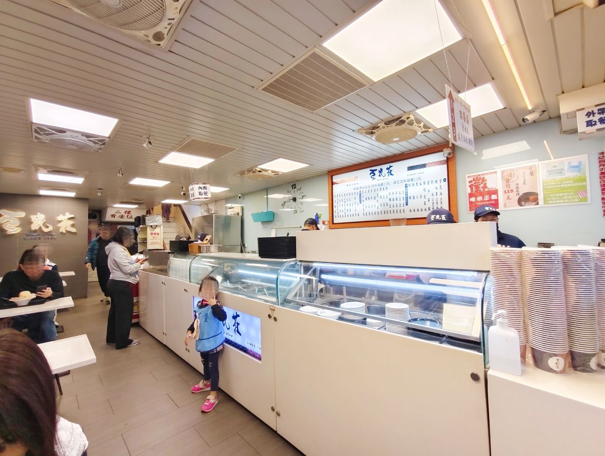 寧夏夜市美食｜豆花莊、老字號咕溜豆花、爆炸出來的配料嫩、滑、Q彈停不下來！