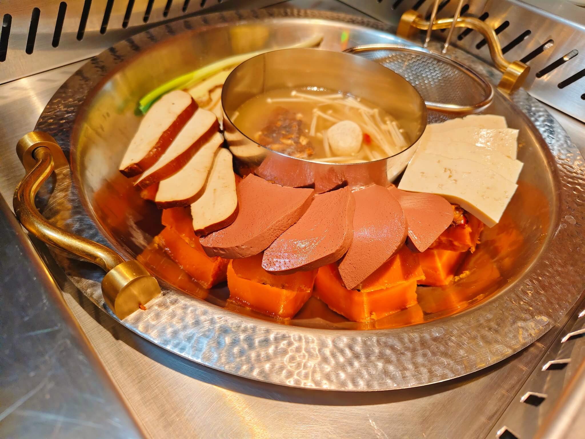 台中西區火鍋推薦|麻一點 重慶老火鍋、香辣過癮不燒喉、搭上麻麻系手搖飲口感太有趣了! - 第12張圖