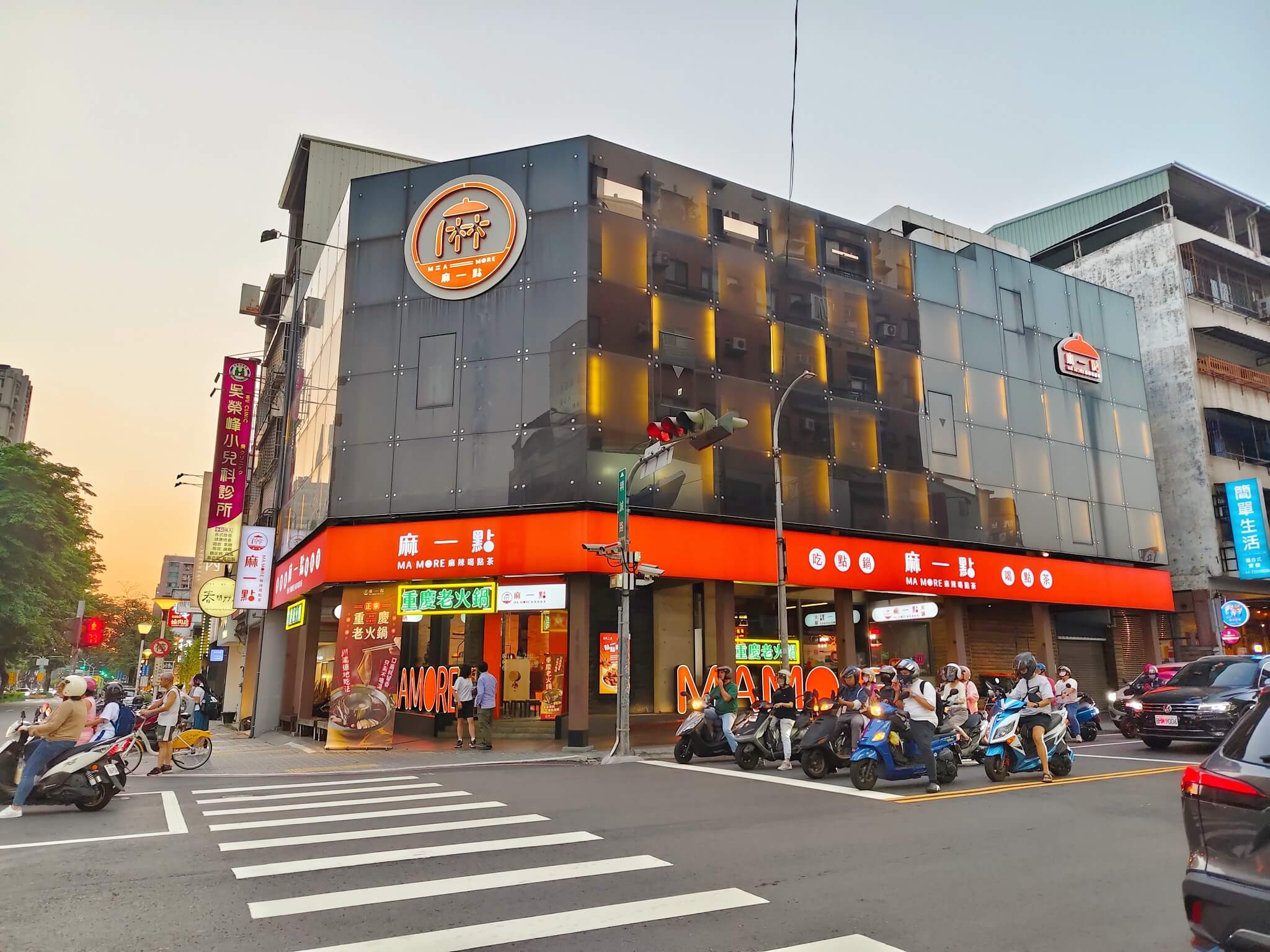 台中西區火鍋推薦|麻一點 重慶老火鍋、香辣過癮不燒喉、搭上麻麻系手搖飲口感太有趣了! - 第2張圖