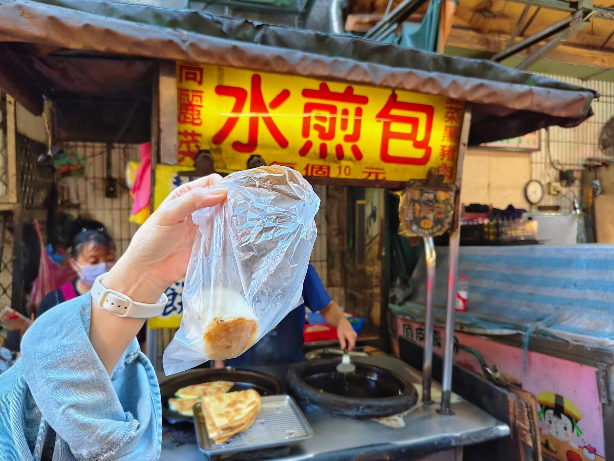 亞東醫院站美食|板橋國慶黃昏市場 蔥油餅 水煎包、蔥油餅15元、水煎包10元! - 第6張圖