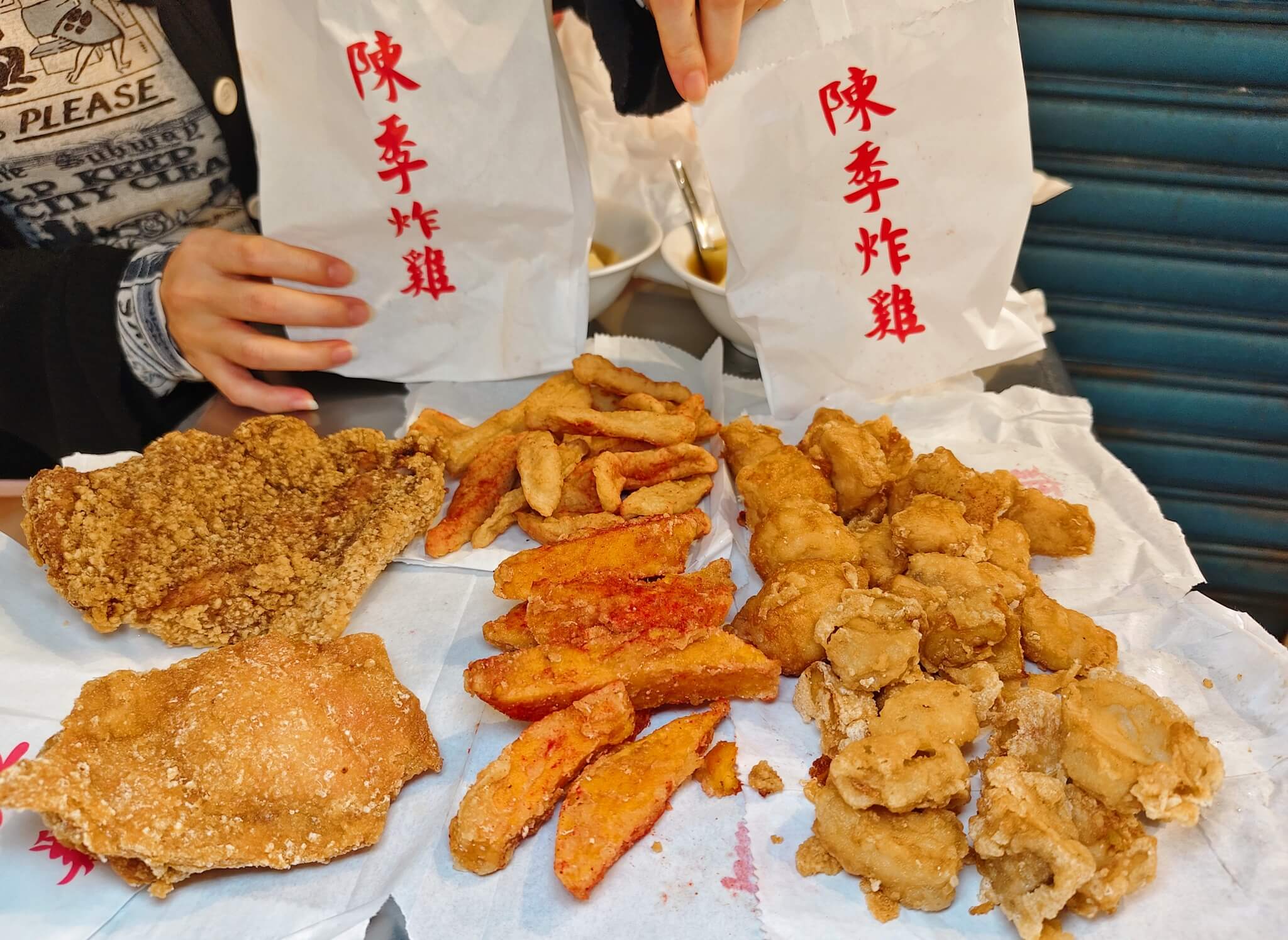 晴光市場美食|陳季炸雞 晴光市場店、香酥雞超搶手!雞排只要55元、雞翅、魷魚圈、地瓜通通必點!! - 第16張圖
