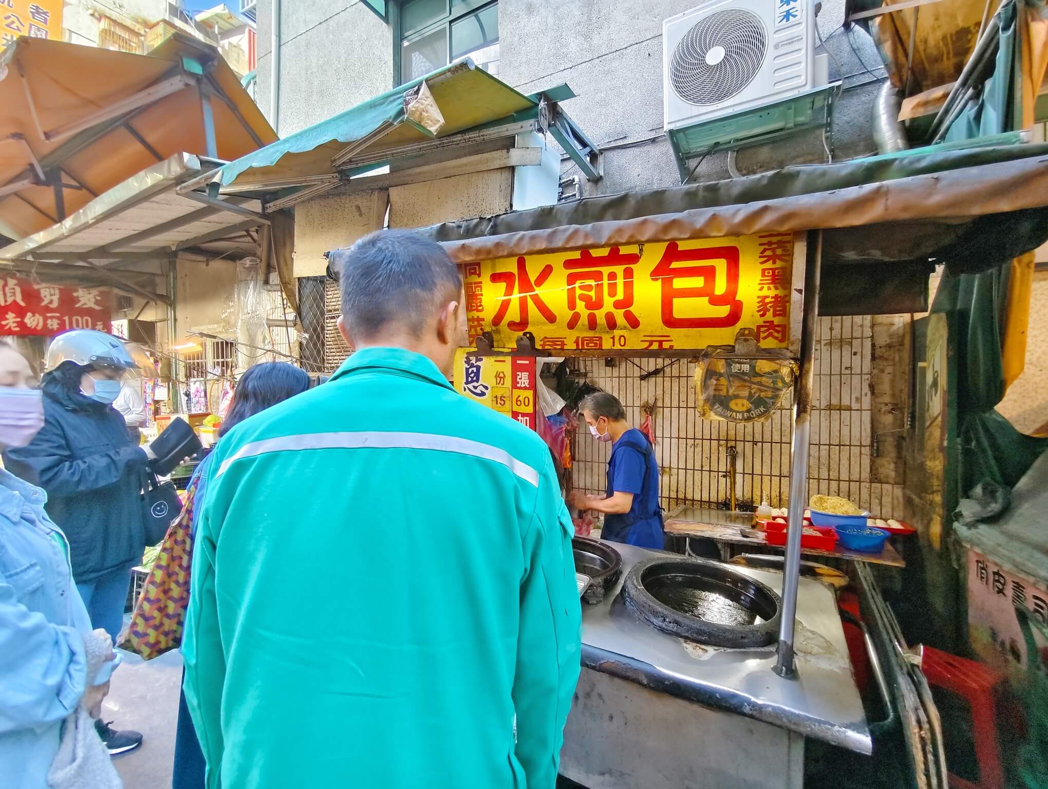 亞東醫院站美食|板橋國慶黃昏市場 蔥油餅 水煎包、蔥油餅15元、水煎包10元! - 第3張圖
