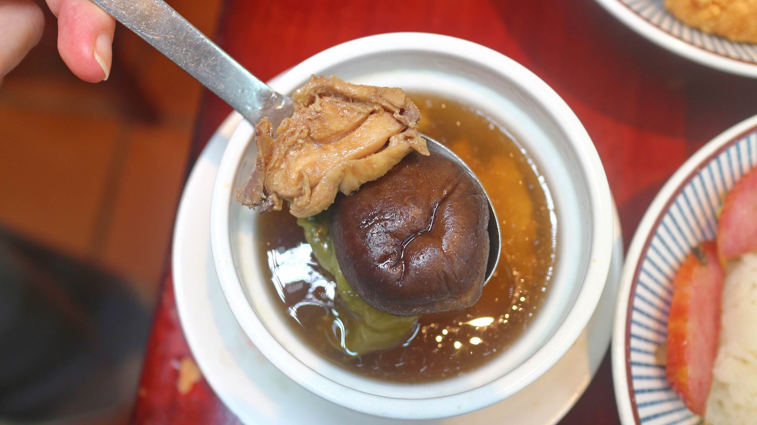 板橋江子翠美食｜鬍鬚張魯肉飯、雙重口感「日式咖哩炸雞丼飯」新上市、一甲子的美食台灣美食必吃！