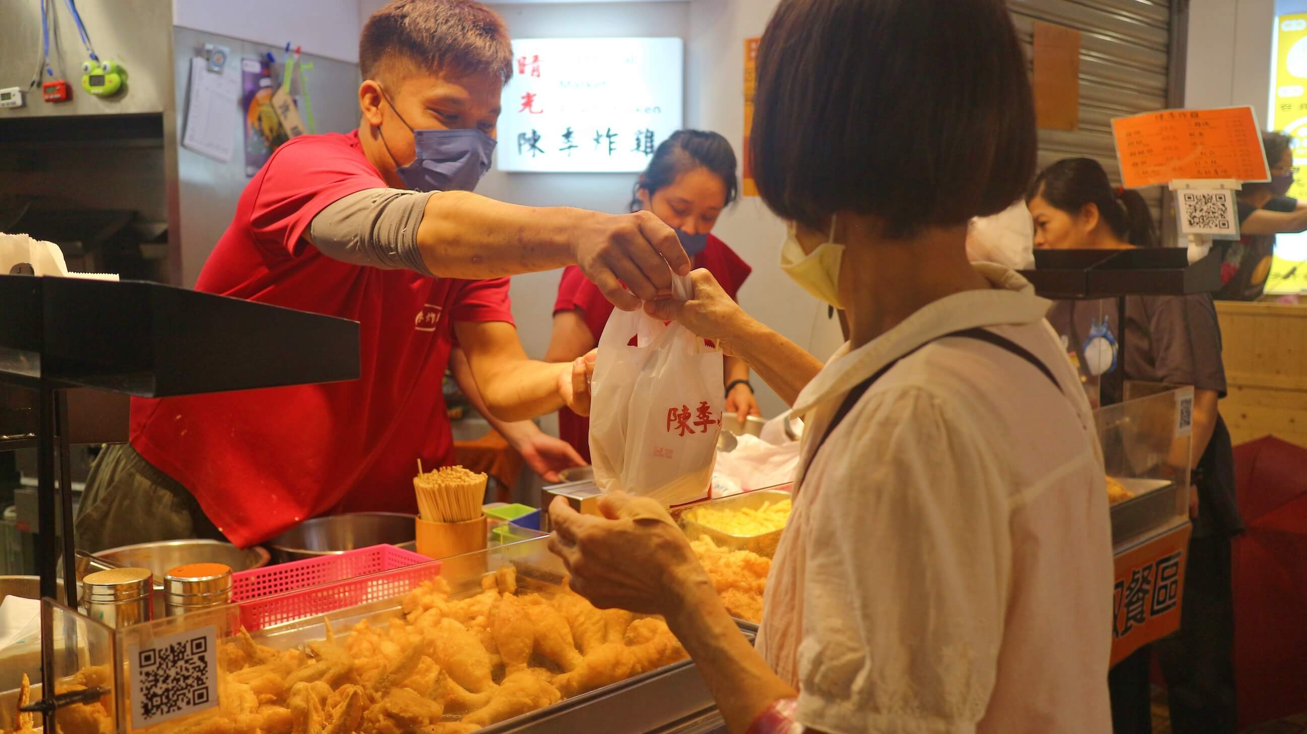 晴光市場美食|陳季炸雞 晴光市場店、香酥雞超搶手!雞排只要55元、雞翅、魷魚圈、地瓜通通必點!! - 第14張圖